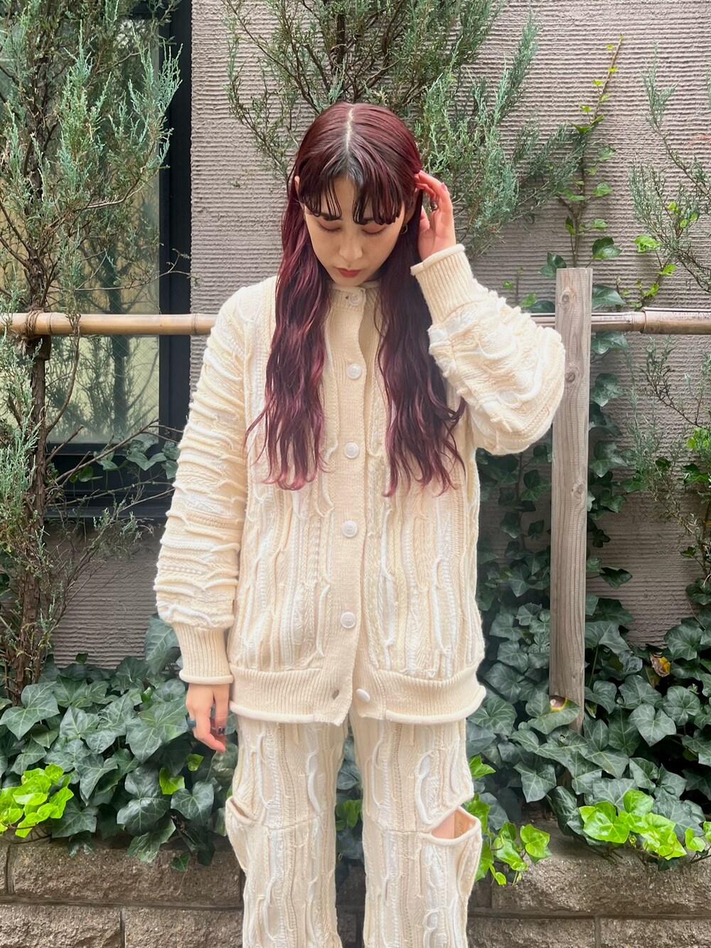 ホワイト系のその他パンツ、ベージュ系のブーツ、ホワイト系のカーディガン/ボレロを着用したレディースの秋コーディネートの2枚目の写真