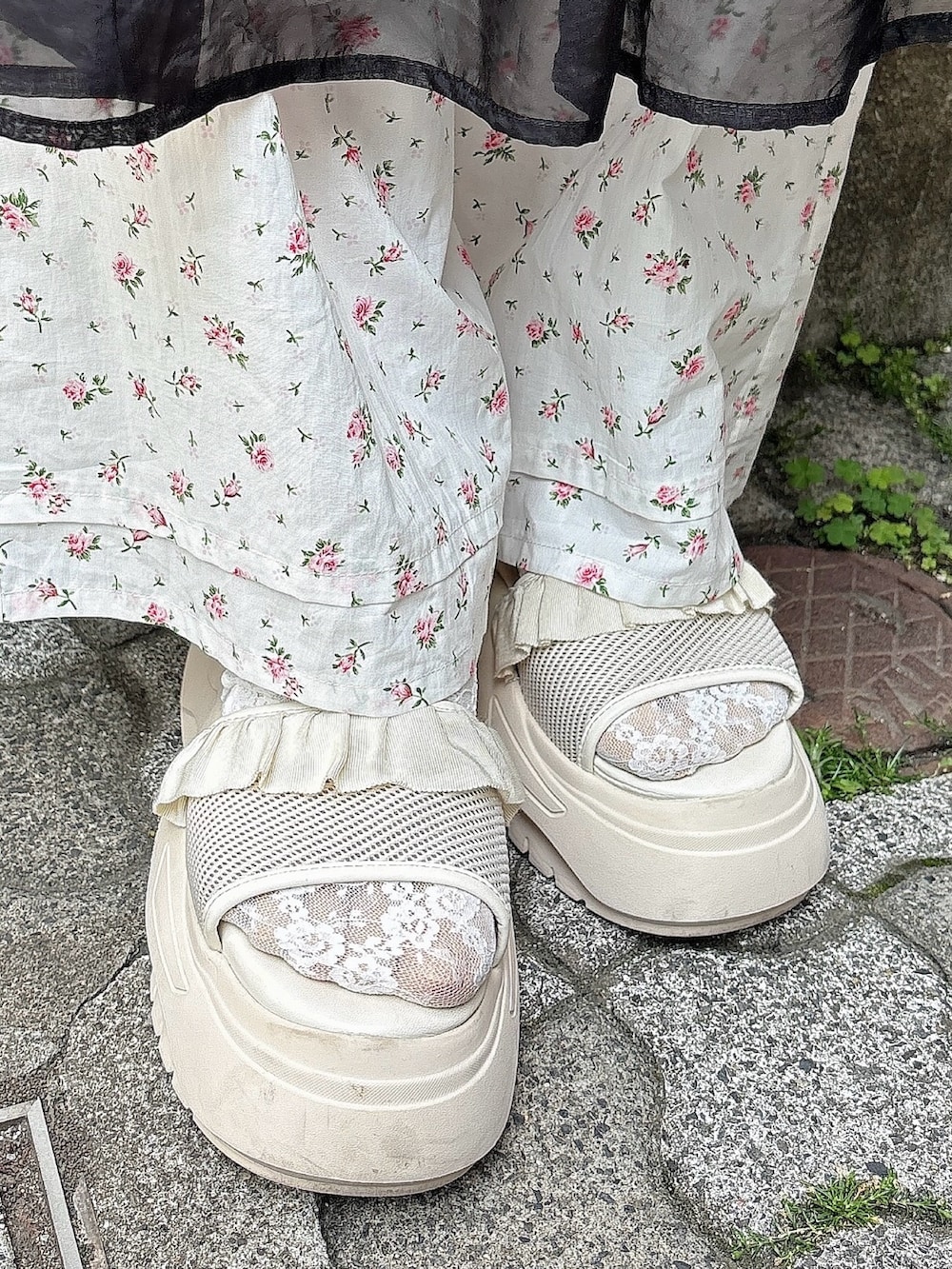 ブラック系のシャツ/ブラウス、ブラック系のワンピース、ホワイト系のスラックスを着用したレディースの春コーディネートの7枚目の写真