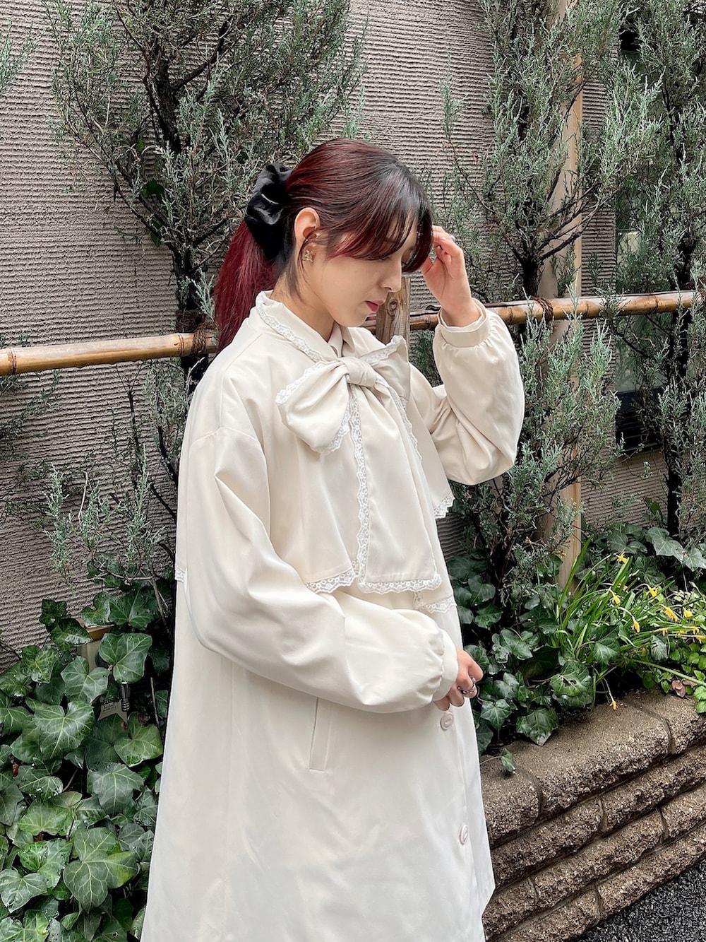 その他のパンプス、ホワイト系のチュニック、ホワイト系のトレンチコートを着用したレディースの春コーディネートの2枚目の写真