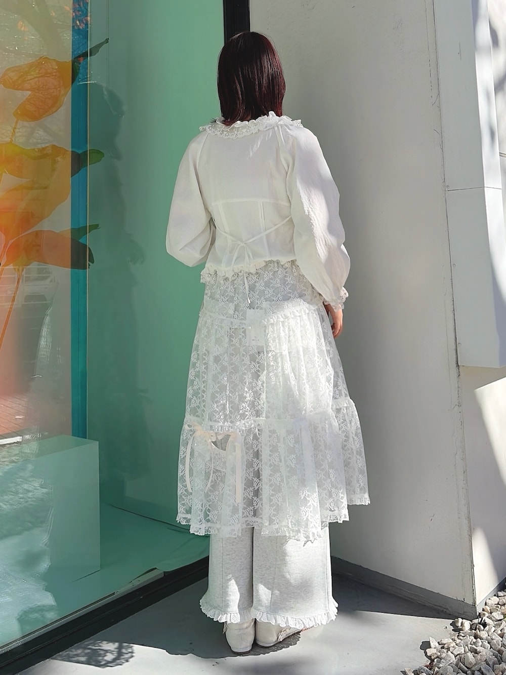 ホワイト系のシャツ/ブラウス、ピンク系のスカート、グレー系のスウェットパンツを着用したレディースの冬コーディネートの2枚目の写真