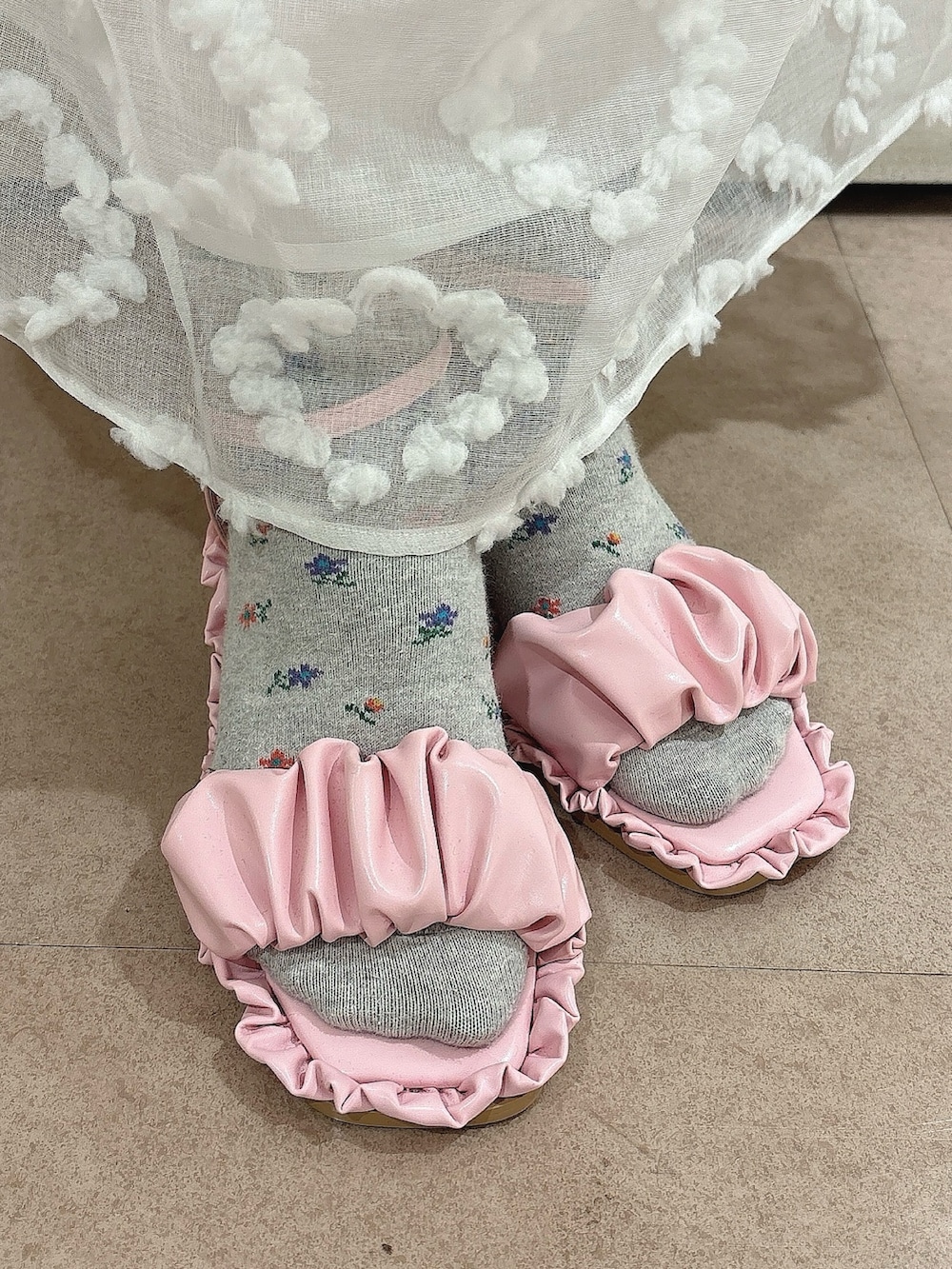 ピンク系のショルダーバッグ、ホワイト系のジャンパースカート、ホワイト系のTシャツ/カットソーを着用したレディースの夏コーディネートの8枚目の写真