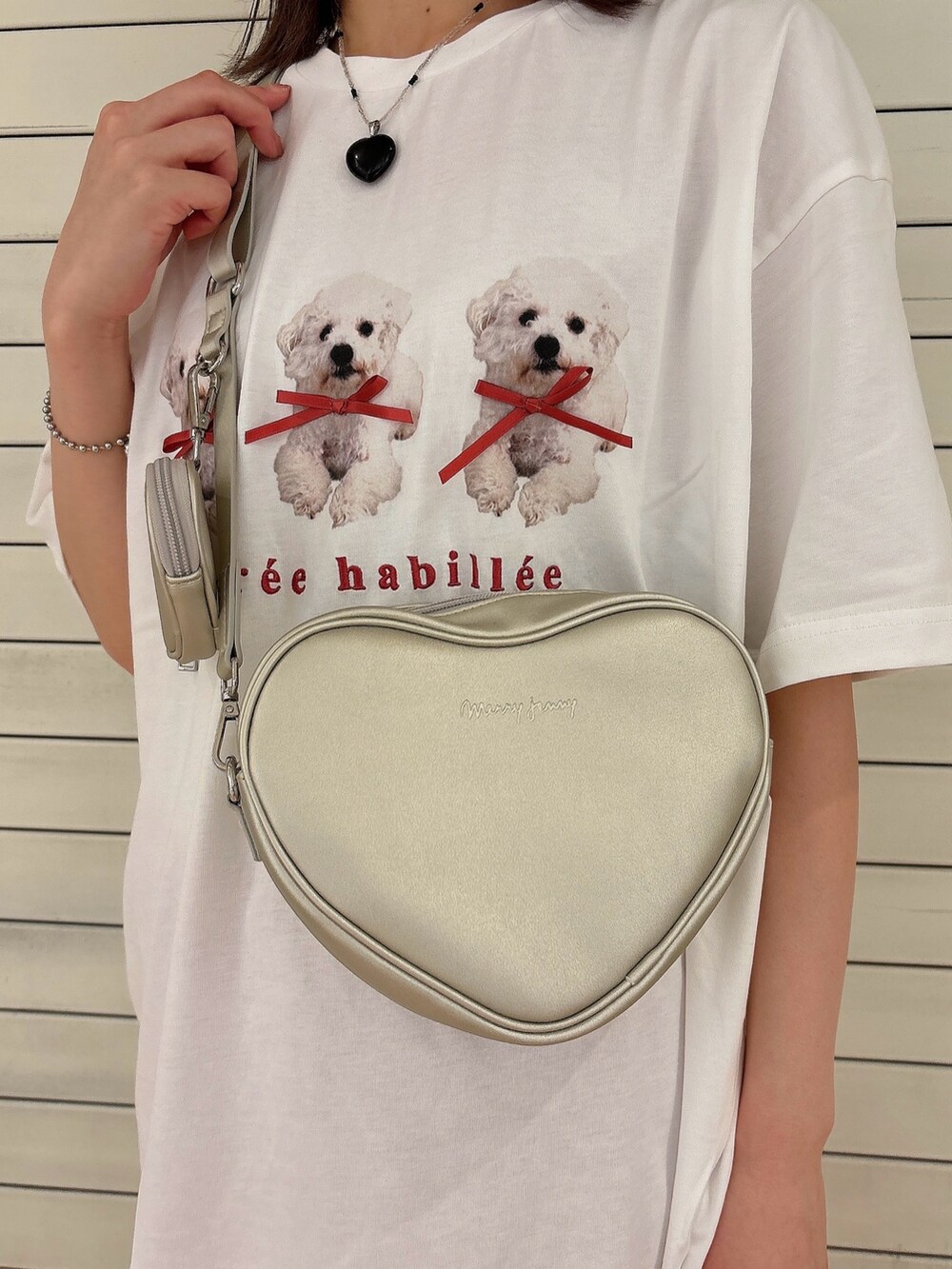 ホワイト系のTシャツ/カットソー、ゴールド系のショルダーバッグ、レッド系のスラックスを着用したレディースの夏コーディネートの5枚目の写真