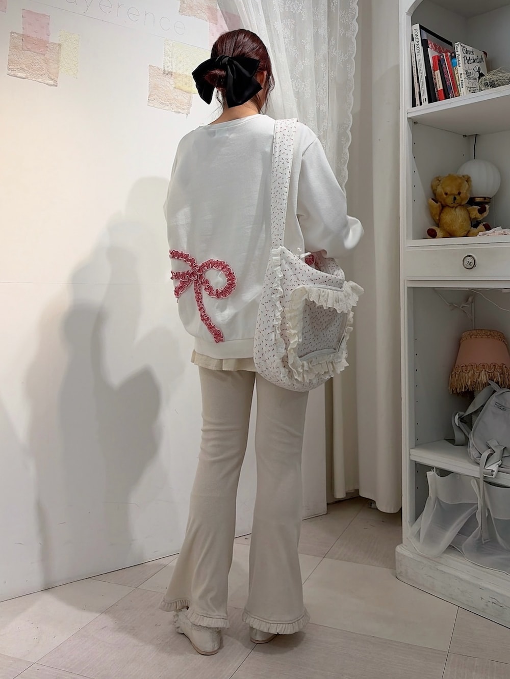 ホワイト系のスウェット、ホワイト系のスウェットパンツ、レッド系のショルダーバッグを着用したレディースの冬コーディネートの2枚目の写真