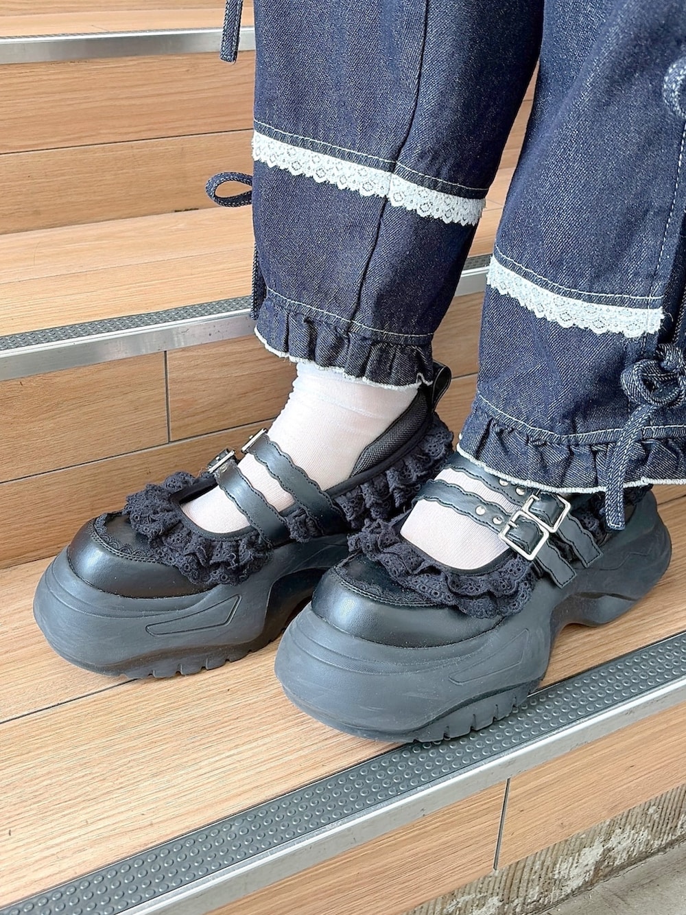 グリーン系のシャツ/ブラウス、ブルー系のデニムパンツ、ブラック系のスニーカーを着用したレディースの秋コーディネートの8枚目の写真