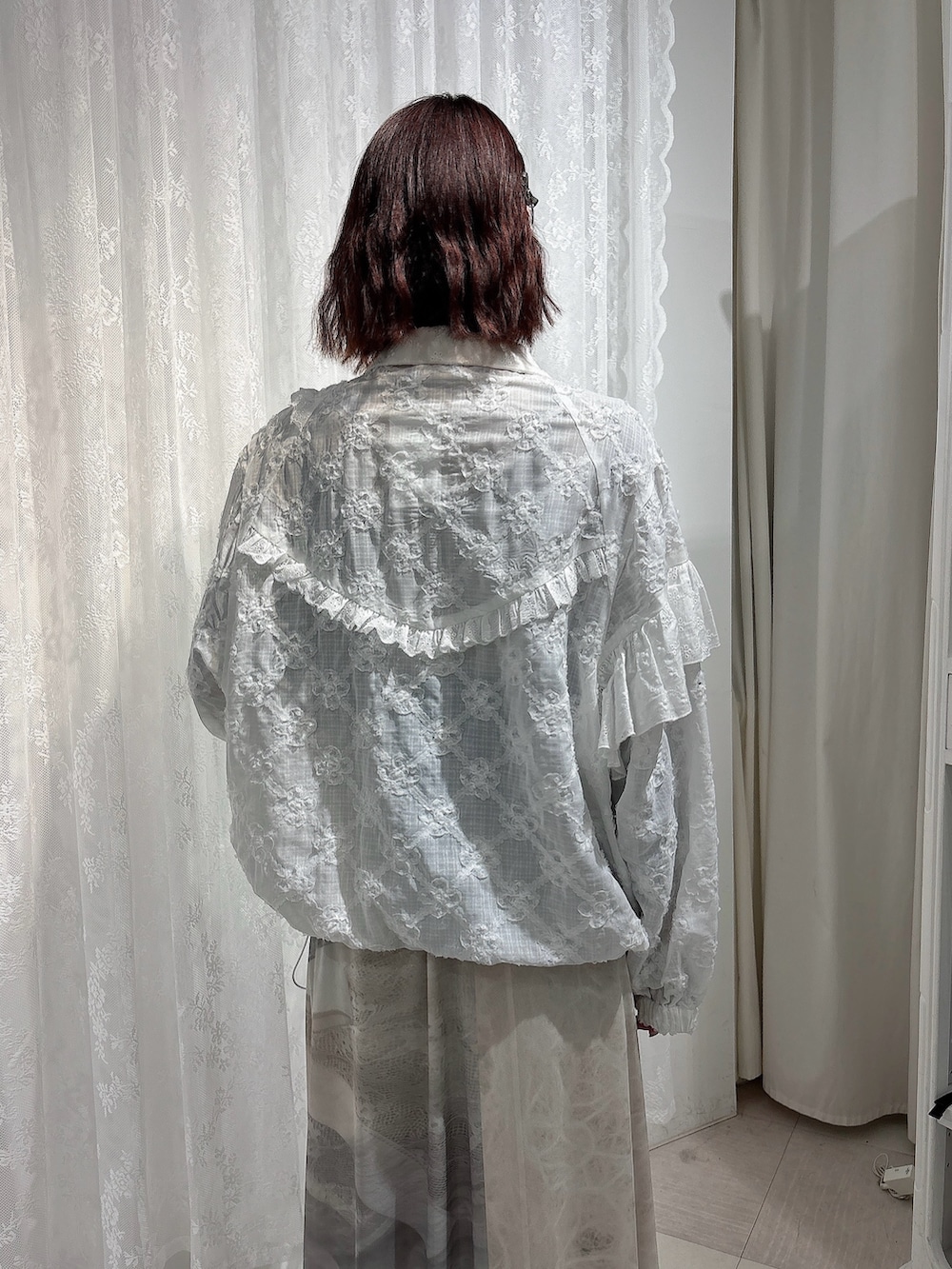 ホワイト系のブルゾン、グリーン系のTシャツ/カットソー、グリーン系のスカートを着用したレディースの春コーディネートの4枚目の写真