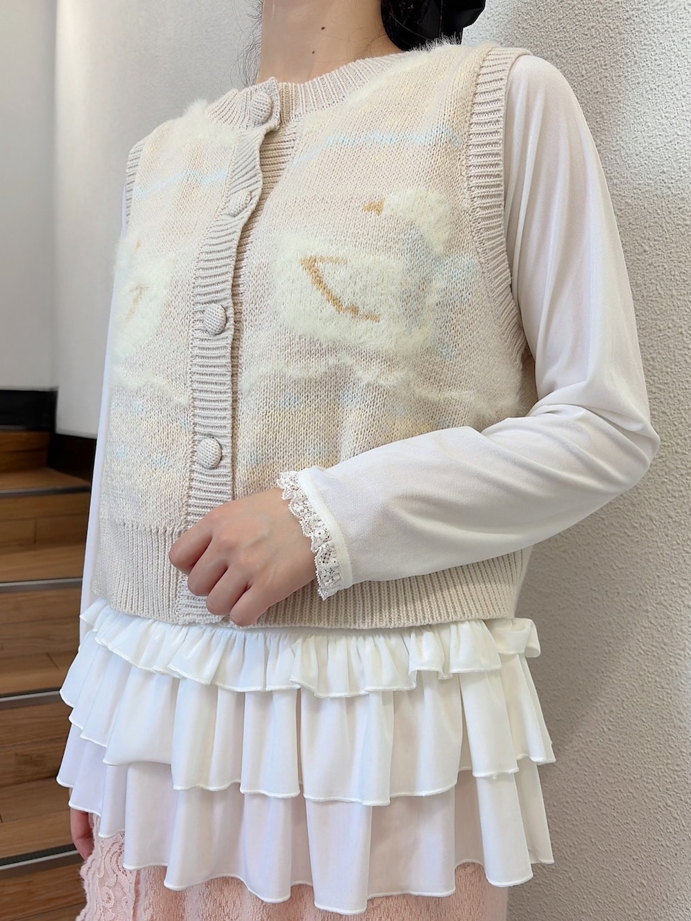 ピンク系のスカート、ピンク系のバレエシューズ、ホワイト系のハンドバッグを着用したレディースの夏コーディネートの7枚目の写真