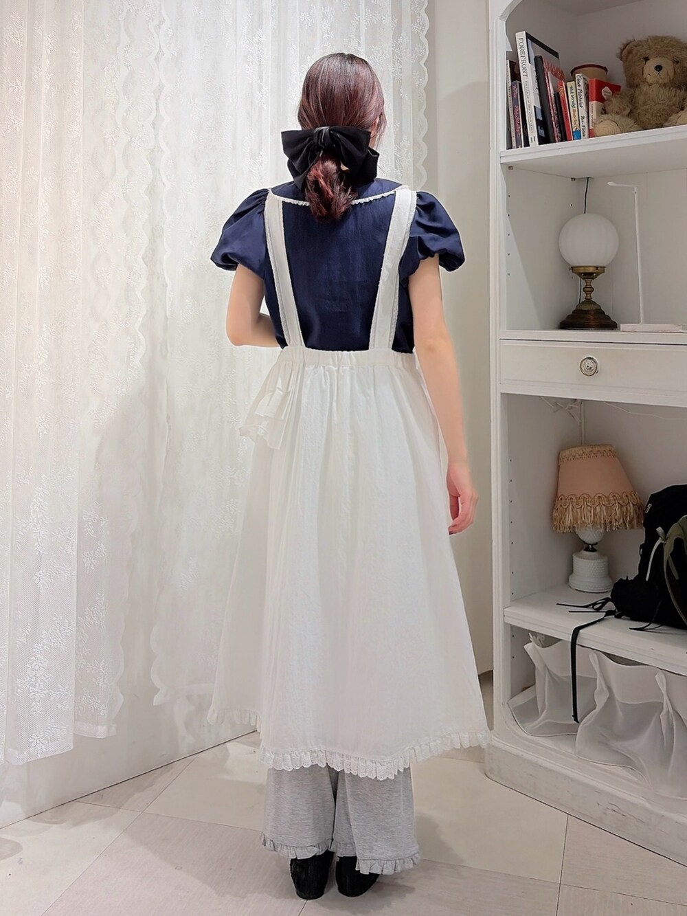 ブルー系のシャツ/ブラウス、ホワイト系のワンピース、グレー系のその他パンツを着用したレディースの春コーディネートの2枚目の写真