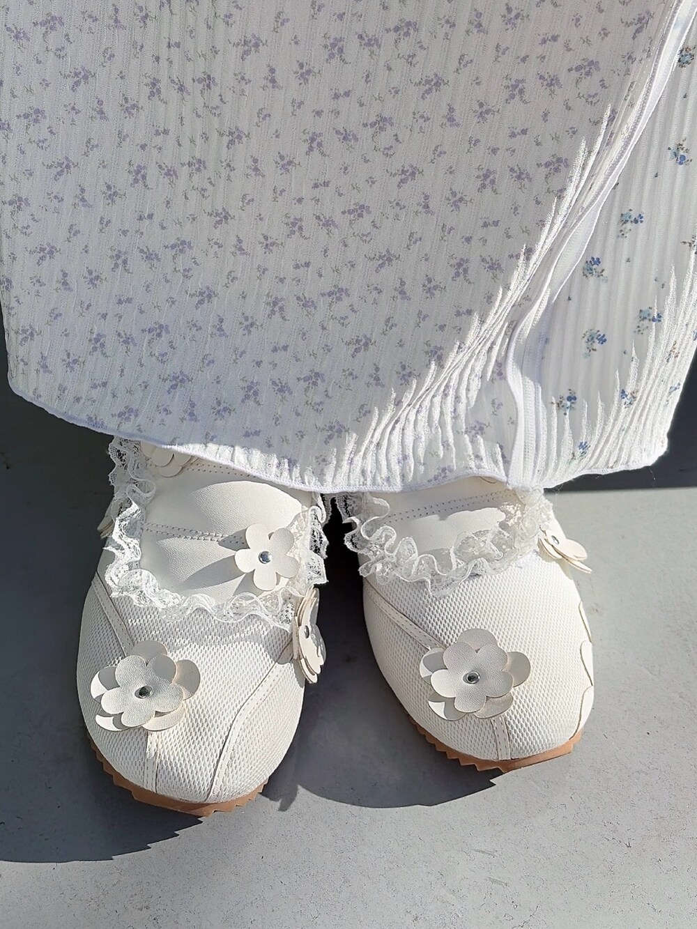 ホワイト系のブルゾン、ホワイト系のスウェット、パープル系のスカートを着用したレディースの冬コーディネートの7枚目の写真