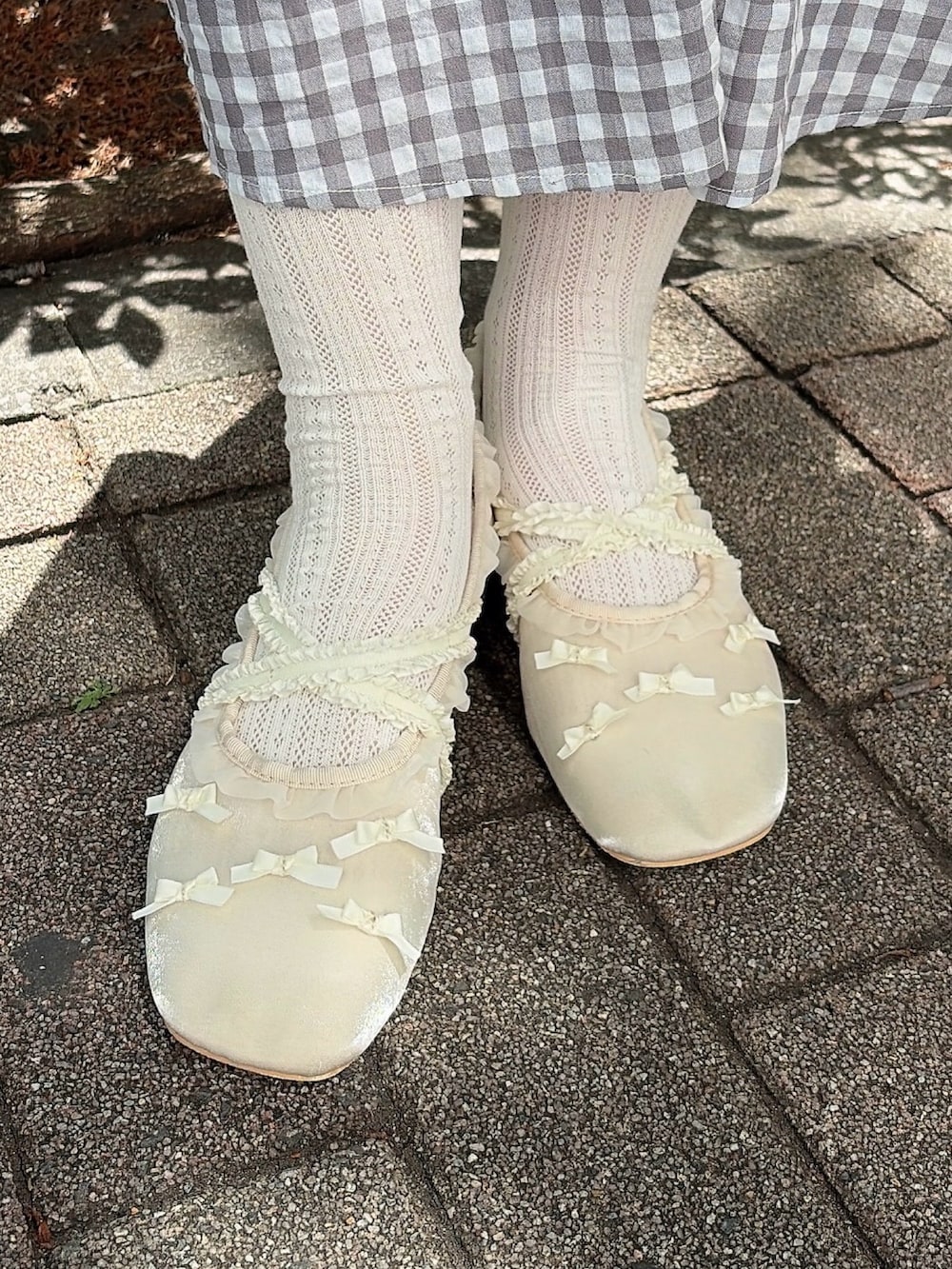 グレー系のスカート、ホワイト系のバレエシューズ、グリーン系のTシャツ/カットソーを着用したレディースの春コーディネートの7枚目の写真