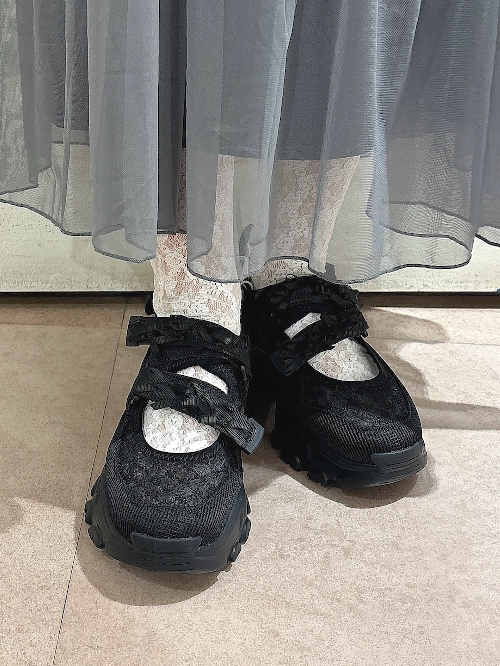 グレー系のワンピース、ホワイト系のシャツ/ブラウス、ブラック系のスニーカーを着用したレディースの夏コーディネートの6枚目の写真