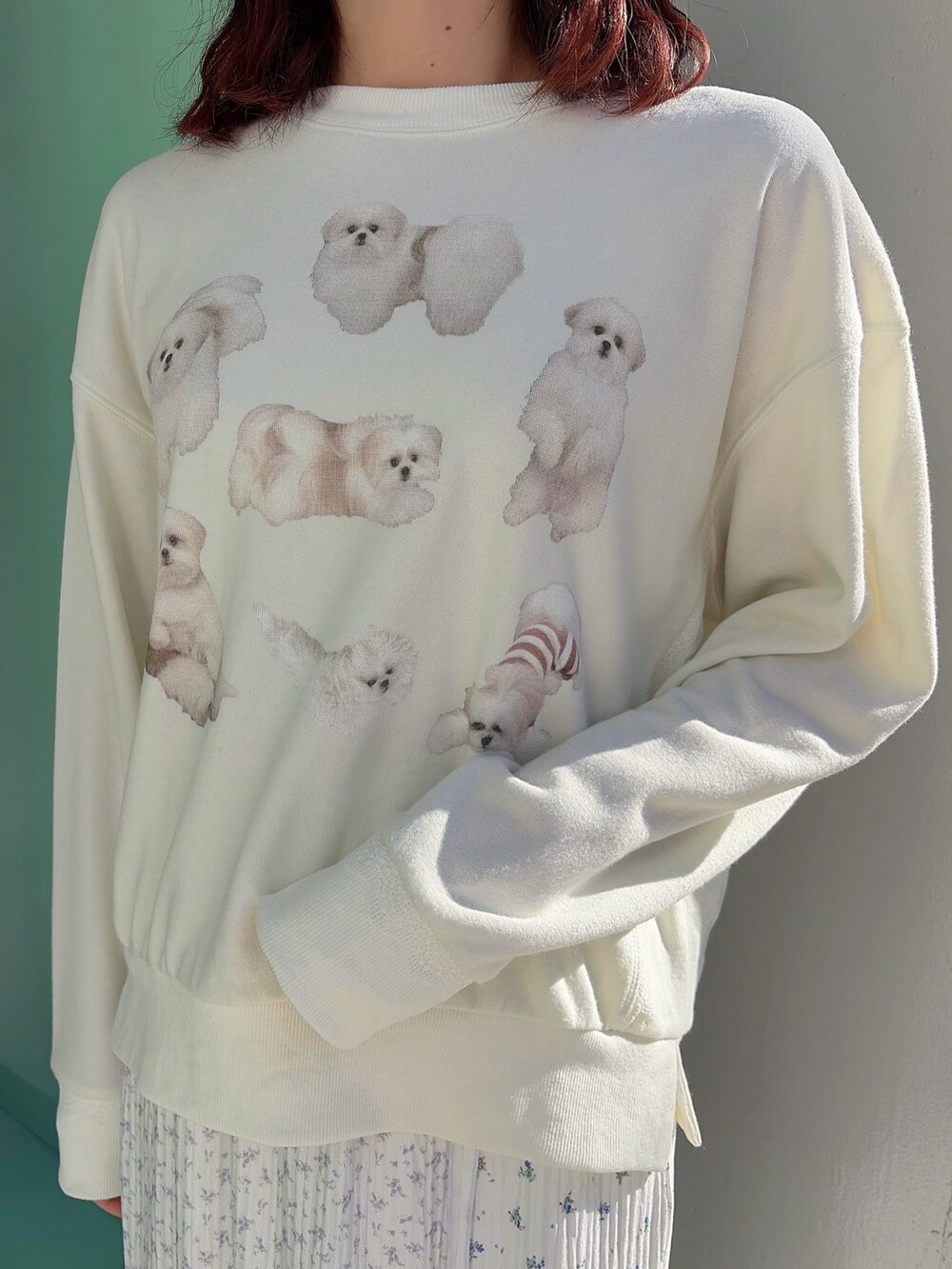 ホワイト系のブルゾン、ホワイト系のスウェット、パープル系のスカートを着用したレディースの冬コーディネートの8枚目の写真