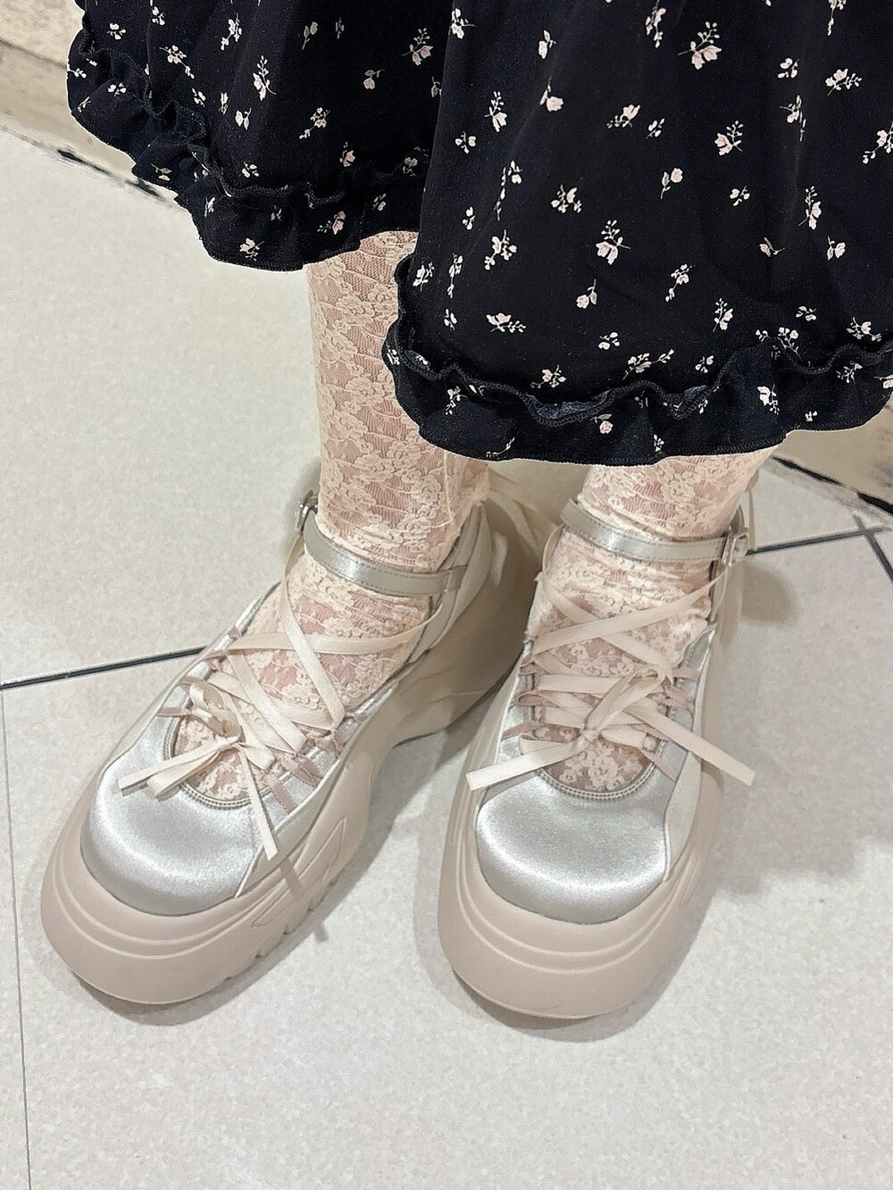 グレー系のテーラードジャケット、ブラック系のワンピースを着用したレディースの冬コーディネートの6枚目の写真