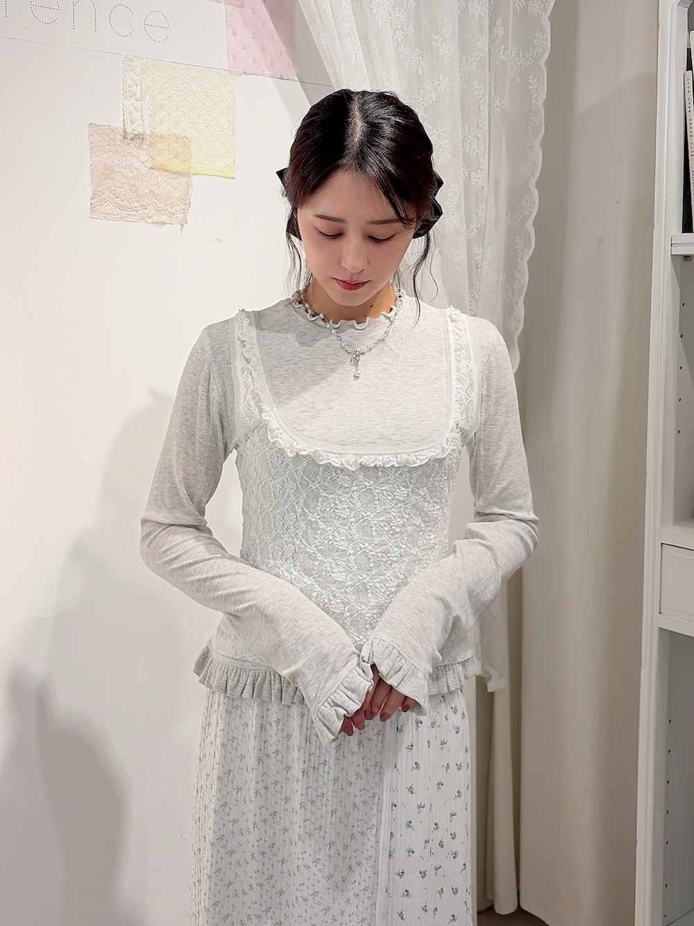 グレー系のTシャツ/カットソー、ピンク系のスカート、ブルー系のスニーカーを着用したレディースの冬コーディネートの3枚目の写真