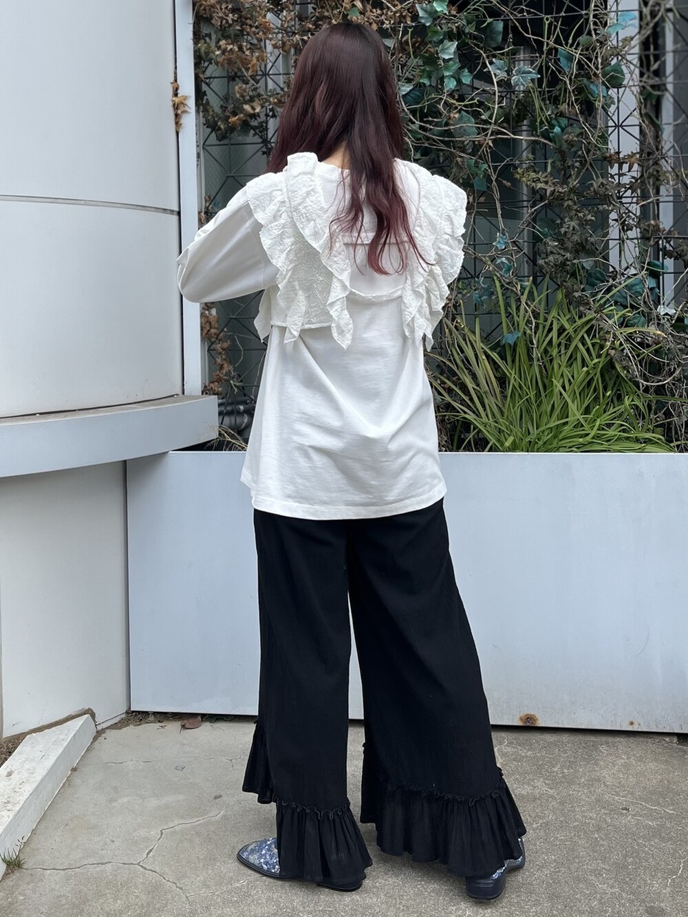 ホワイト系のTシャツ/カットソー、ホワイト系のその他トップス、ブラック系のその他パンツを着用したレディースの春コーディネートの4枚目の写真