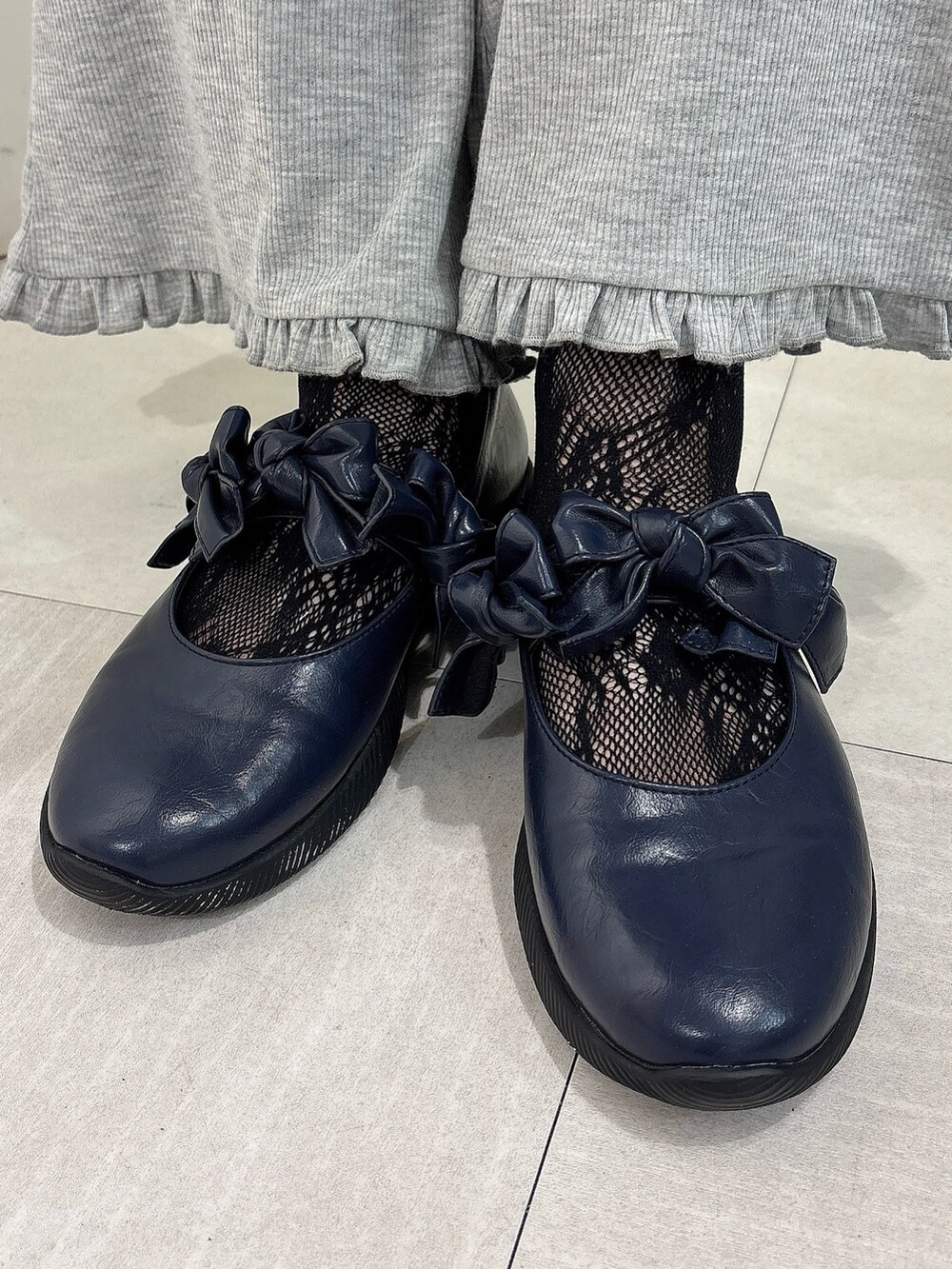 ブルー系のカーディガン/ボレロ、ホワイト系のチュニック、その他のハンドバッグを着用したレディースの夏コーディネートの7枚目の写真