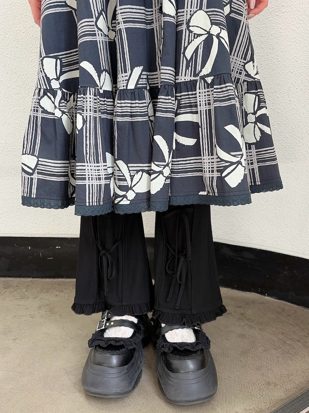 ブルー系のワンピース、ブラック系のその他パンツ、ブラック系のスニーカーを着用したレディースの春コーディネートの6枚目の写真