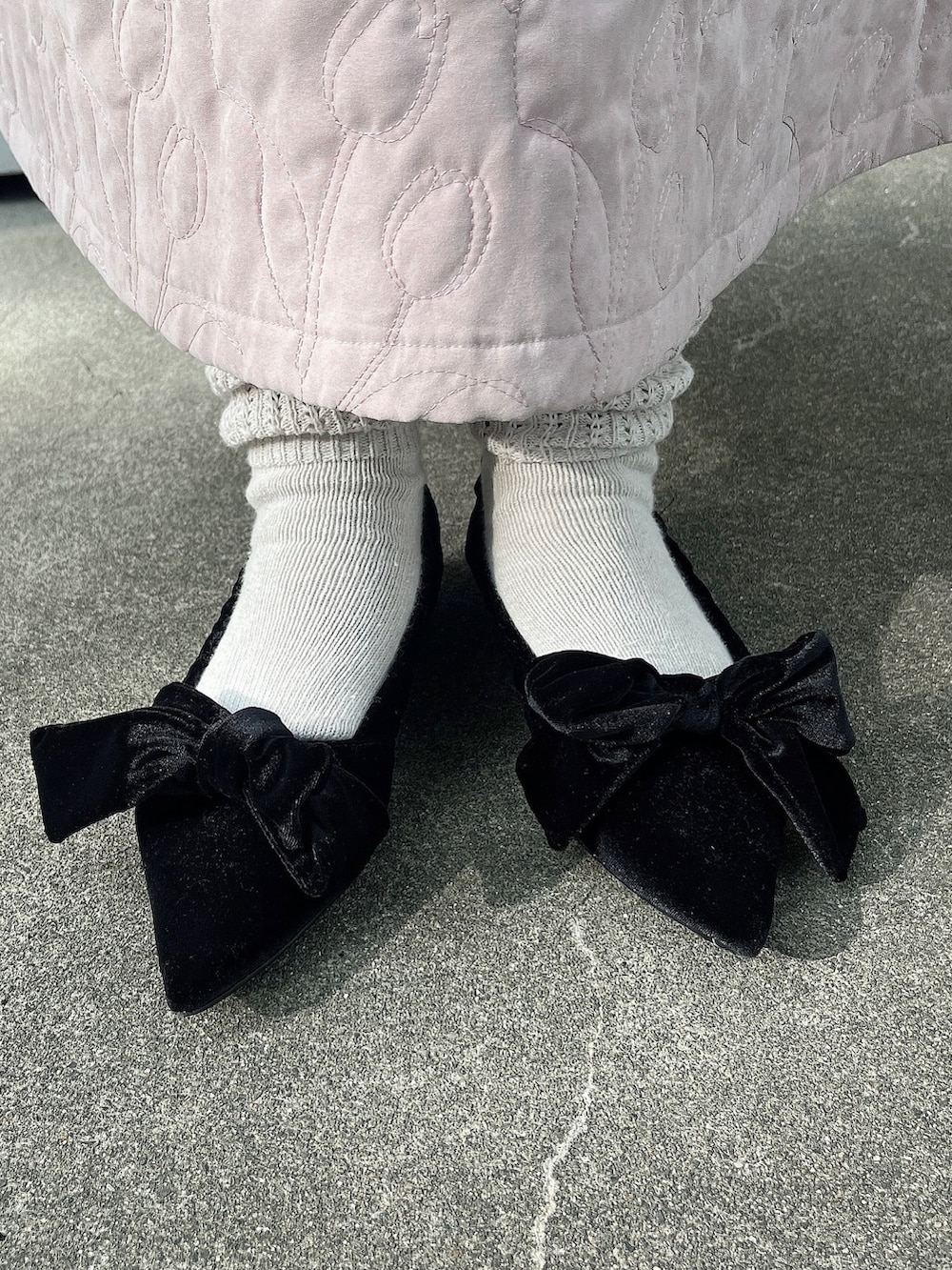 ピンク系のスカート、ピンク系のブルゾン、ホワイト系のニット/セーターを着用したレディースの夏コーディネートの4枚目の写真