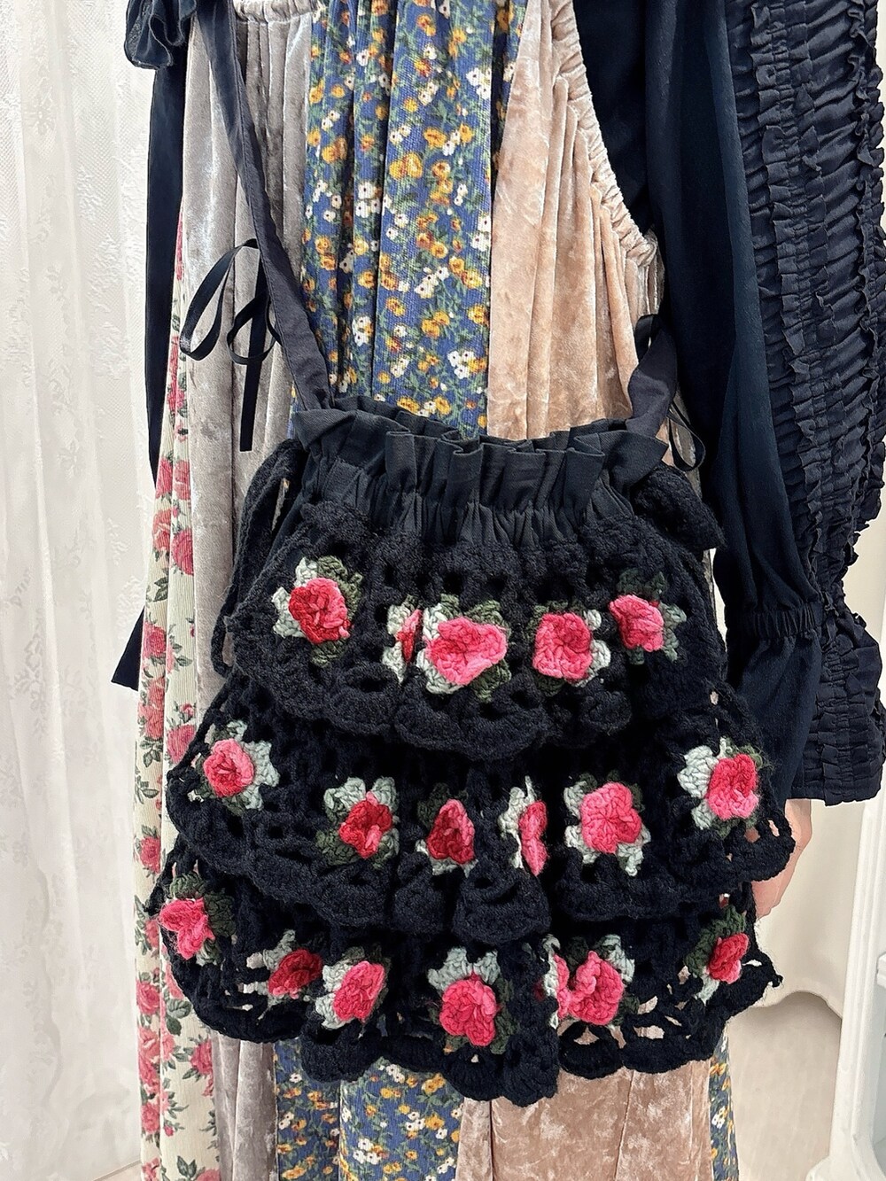 ブラック系のシャツ/ブラウス、ブラウン系のワンピース、ブラック系のショルダーバッグを着用したレディースの夏コーディネートの7枚目の写真