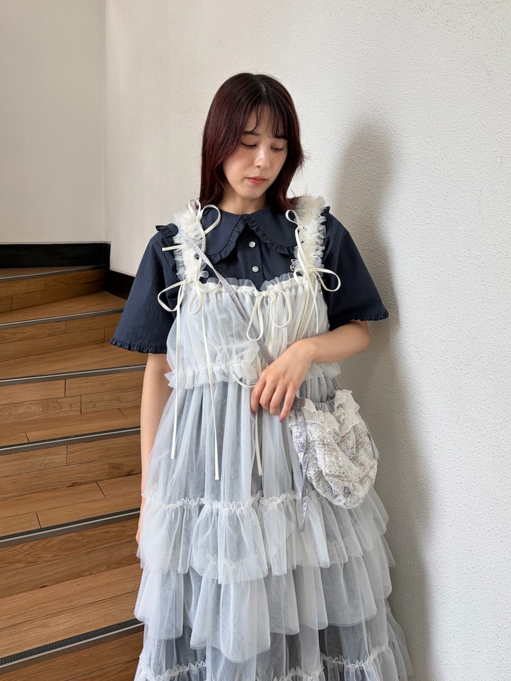 ブルー系のワンピース、ホワイト系のワンピース、ベージュ系のショルダーバッグを着用したレディースの夏コーディネートの4枚目の写真