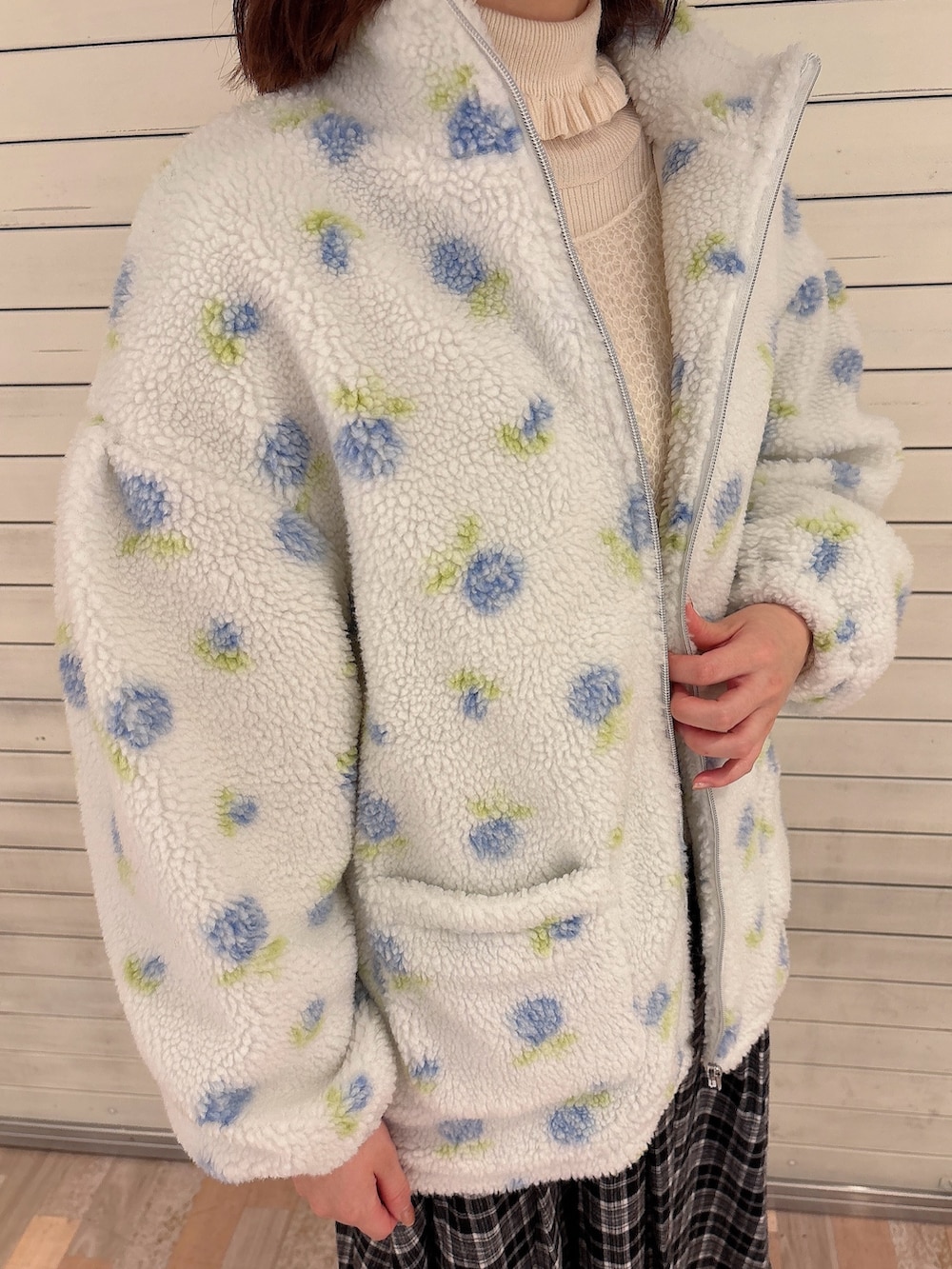 ホワイト系のニット/セーター、ブルー系のブルゾン、ホワイト系のニット/セーターを着用したレディースの冬コーディネートの5枚目の写真