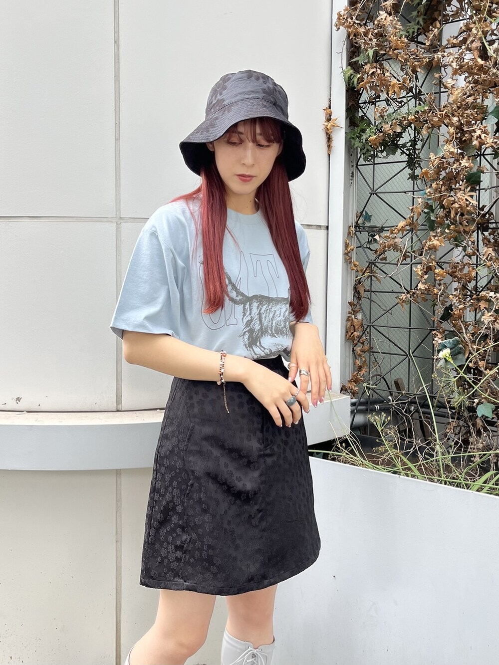 ブルー系のドレスシューズ、ブラック系のスカート、ブルー系のTシャツ/カットソーを着用したレディースの夏コーディネートの2枚目の写真