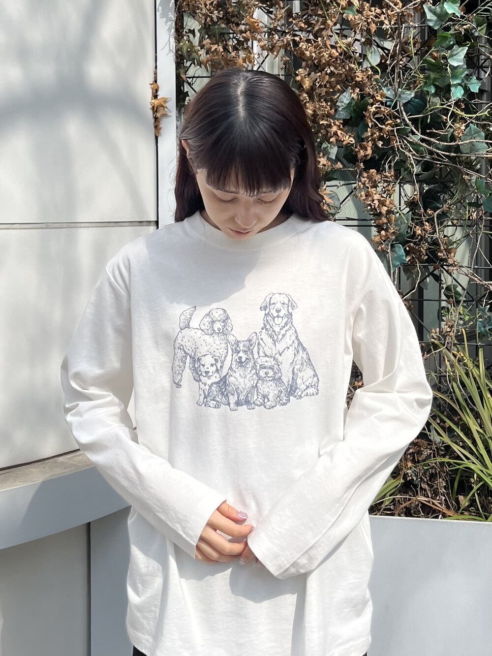 ホワイト系のTシャツ/カットソー、ホワイト系のその他トップス、ブラック系のその他パンツを着用したレディースの春コーディネートの2枚目の写真