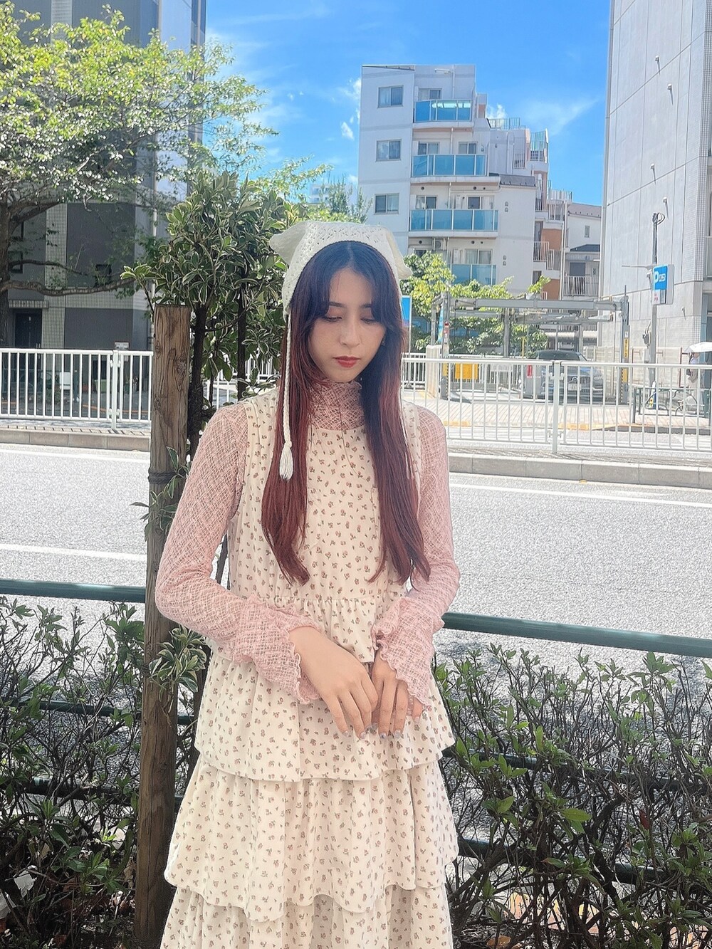 ピンク系のTシャツ/カットソー、ホワイト系のジャンパースカート、ベージュ系のスニーカーを着用したレディースの秋コーディネートの5枚目の写真