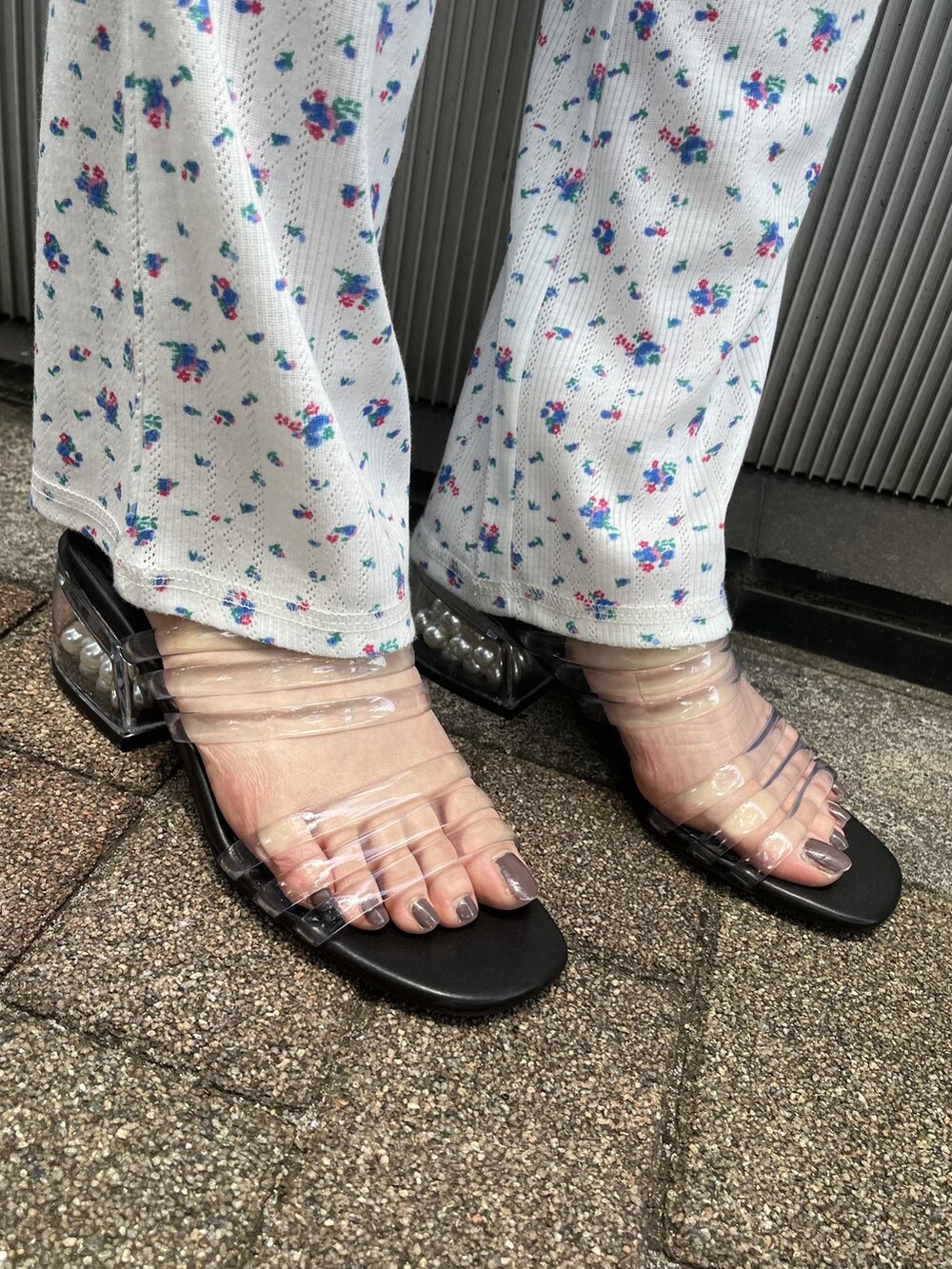 ブラック系のサンダル、ホワイト系のその他パンツ、ホワイト系のトートバッグを着用したレディースの夏コーディネートの4枚目の写真