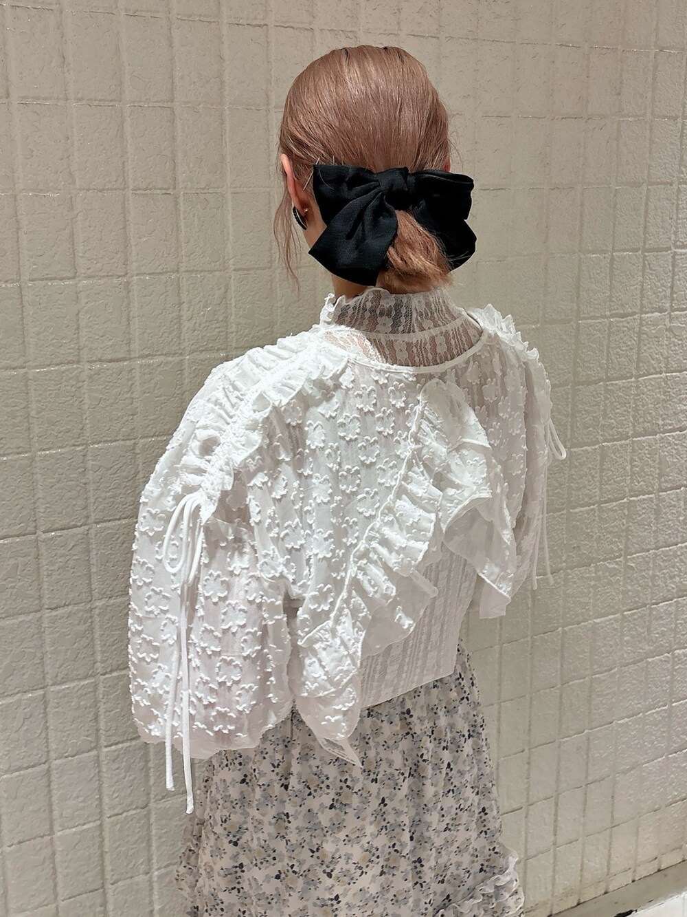 イエロー系のスカート、ホワイト系のスニーカー、ホワイト系のシャツ/ブラウスを着用したレディースの春コーディネートの4枚目の写真