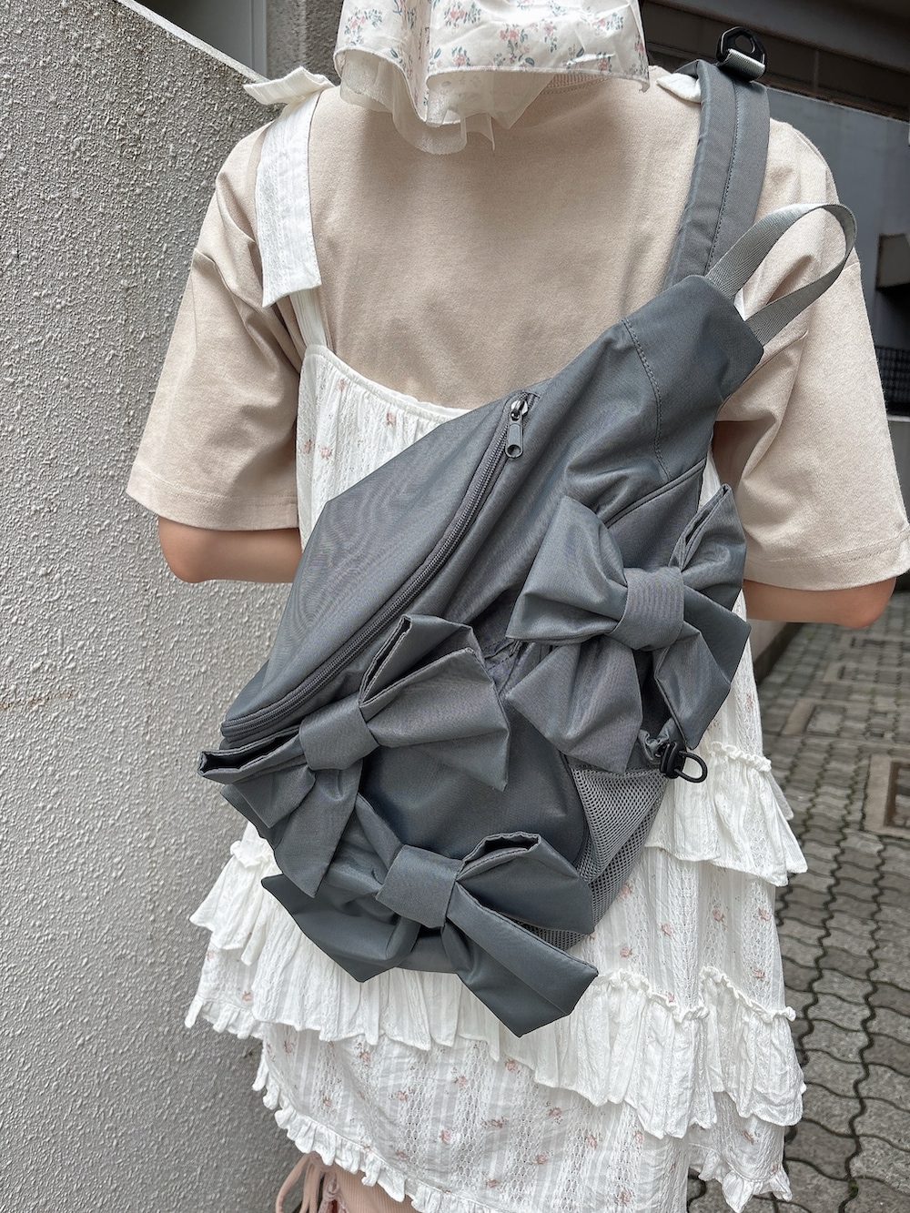ピンク系のワンピース、ピンク系のスウェットパンツ、ホワイト系のサンダルを着用したレディースの夏コーディネートの5枚目の写真