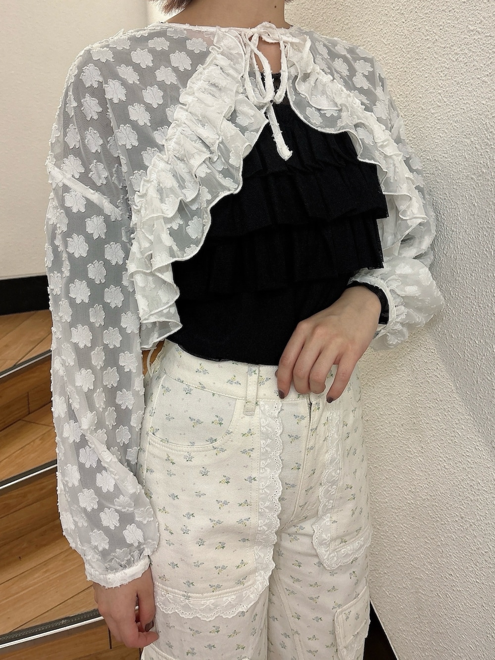 ブラック系のTシャツ/カットソー、ホワイト系のシャツ/ブラウス、ホワイト系のカーゴパンツを着用したレディースの春コーディネートの4枚目の写真