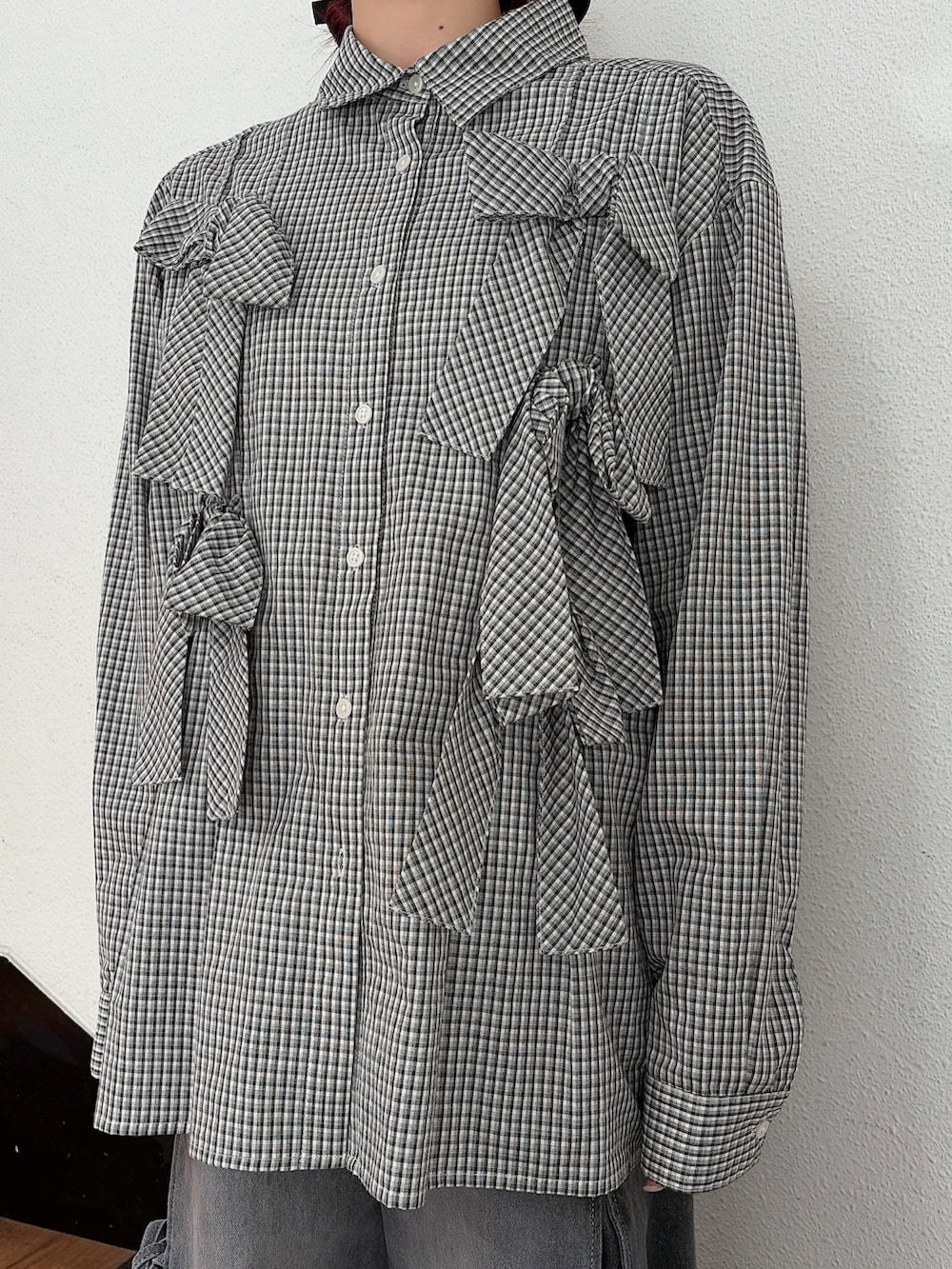 その他のシャツ/ブラウス、グレー系のデニムパンツ、ブラック系のスニーカーを着用したレディースの冬コーディネートの5枚目の写真