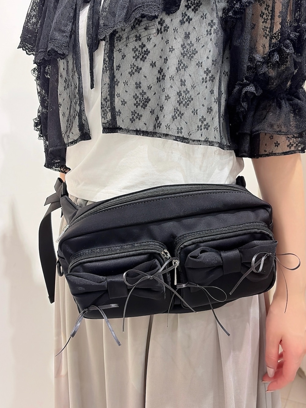 ブラック系のカーディガン/ボレロ、グレー系のスカート、ホワイト系のバレエシューズを着用したレディースの春コーディネートの5枚目の写真