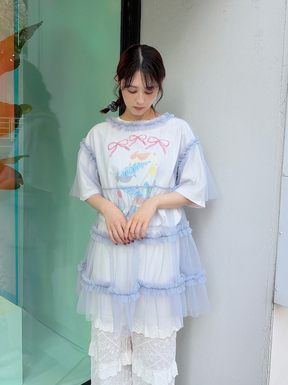 ホワイト系のTシャツ/カットソー、ブルー系のチュニック、ホワイト系のその他パンツを着用したレディースの春コーディネートの3枚目の写真