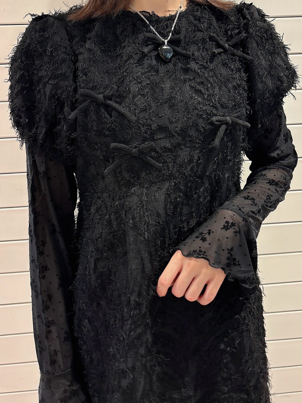 ブラック系のワンピース、ブラック系のTシャツ/カットソー、ブラック系のスニーカーを着用したレディースの夏コーディネートの5枚目の写真