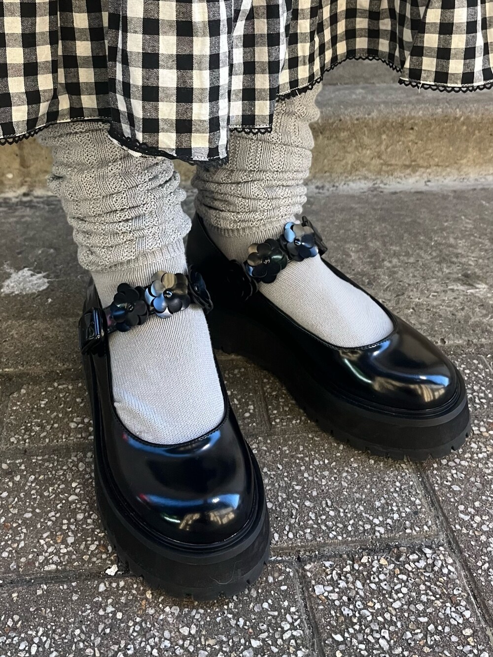 グレー系のスウェット、ブラック系のローファー、グリーン系のニット/セーターを着用したレディースの冬コーディネートの3枚目の写真