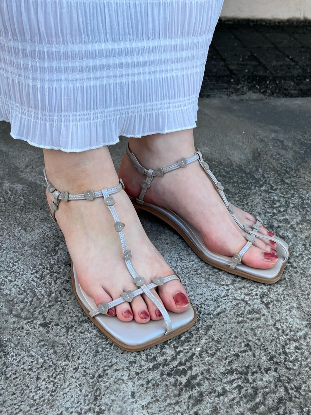 パープル系のサンダル、その他のハンドバッグ、ホワイト系のシャツ/ブラウスを着用したレディースの夏コーディネートの3枚目の写真