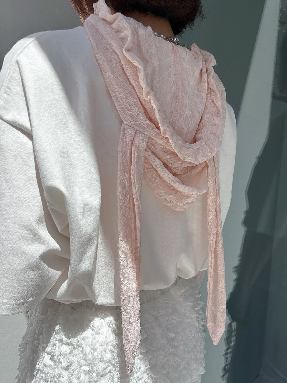 ピンク系のTシャツ/カットソー、ホワイト系のTシャツ/カットソー、ホワイト系のスカートを着用したレディースの春コーディネートの6枚目の写真