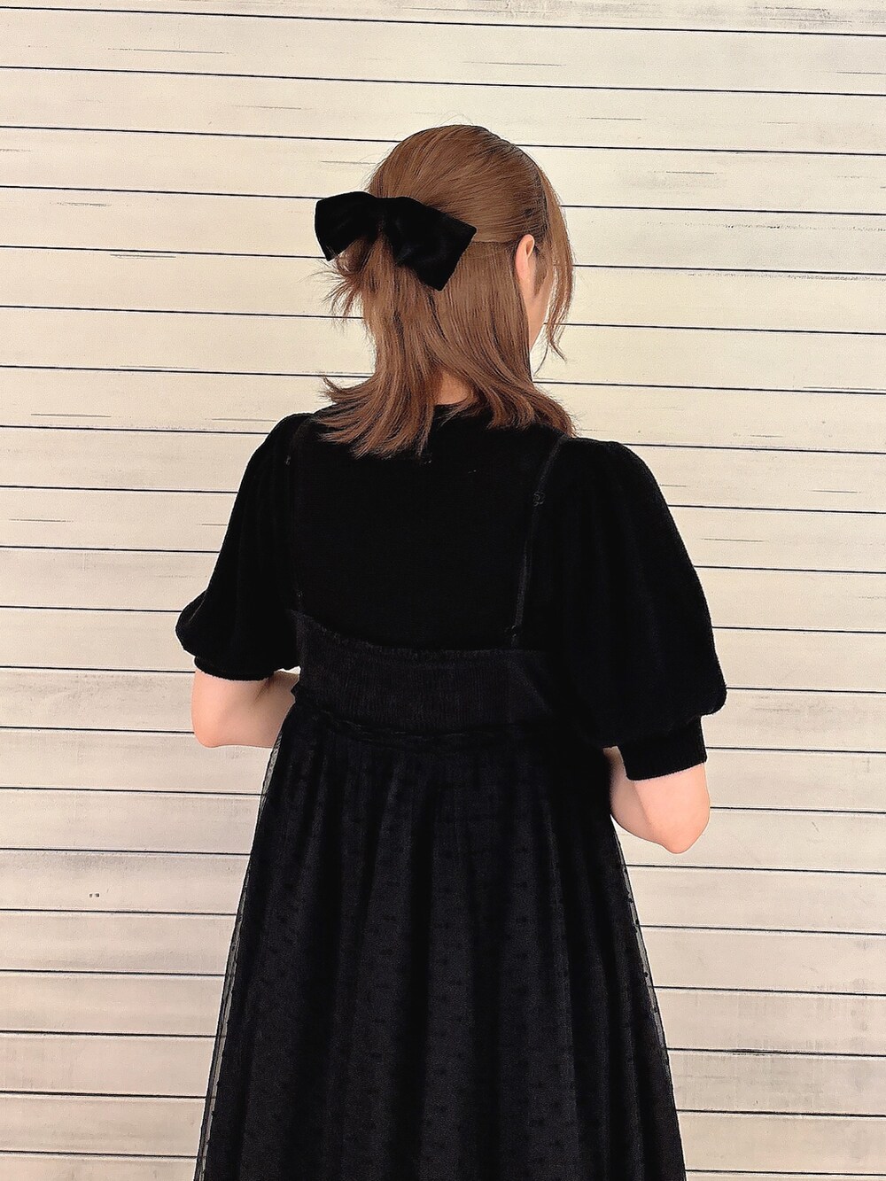 ブラック系のジャージ、ブラック系のワンピース、ブラック系のバレエシューズを着用したレディースの夏コーディネートの8枚目の写真