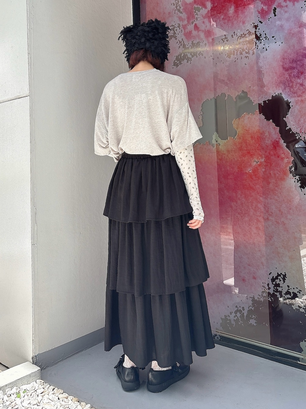 グレー系のTシャツ/カットソー、ブラック系のスカート、ブラック系のパンプスを着用したレディースの夏コーディネートの2枚目の写真