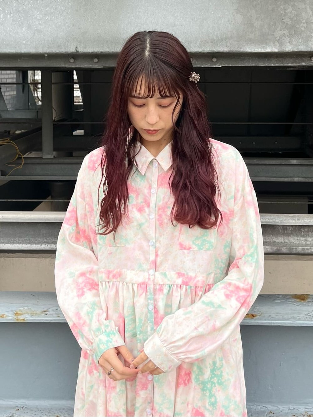 ピンク系のワンピース、パープル系のその他パンツ、ホワイト系のスニーカーを着用したレディースの冬コーディネートの2枚目の写真