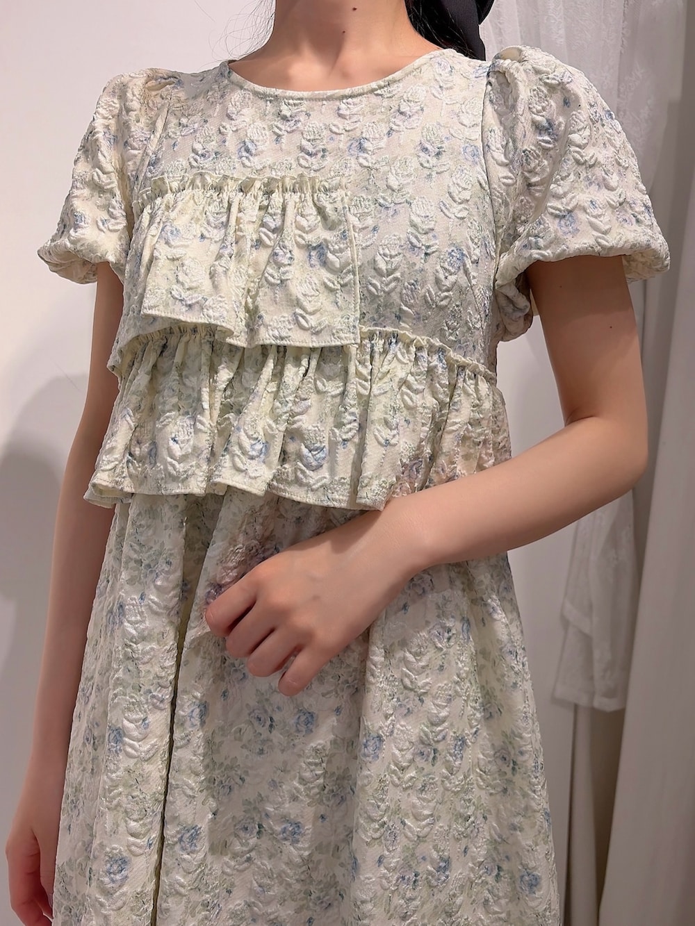 ブルー系のワンピース、ブラック系のブーツ、ホワイト系のバックパック/リュックを着用したレディースの春コーディネートの6枚目の写真