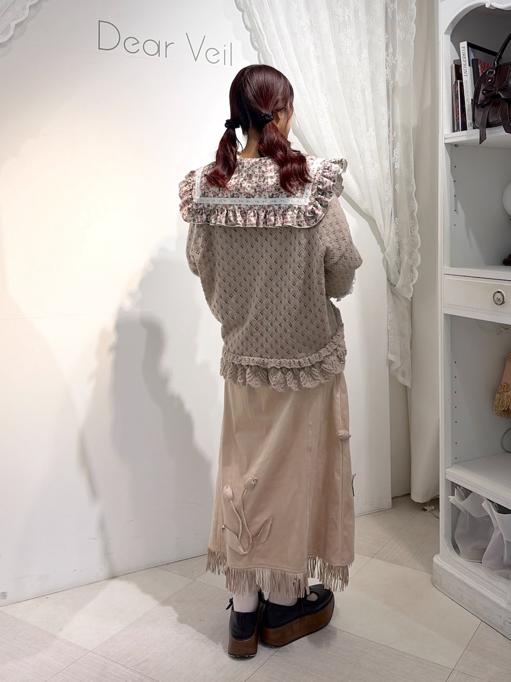 ベージュ系のカーディガン/ボレロ、ピンク系のシャツ/ブラウス、ピンク系のスカートを着用したレディースの夏コーディネートの3枚目の写真