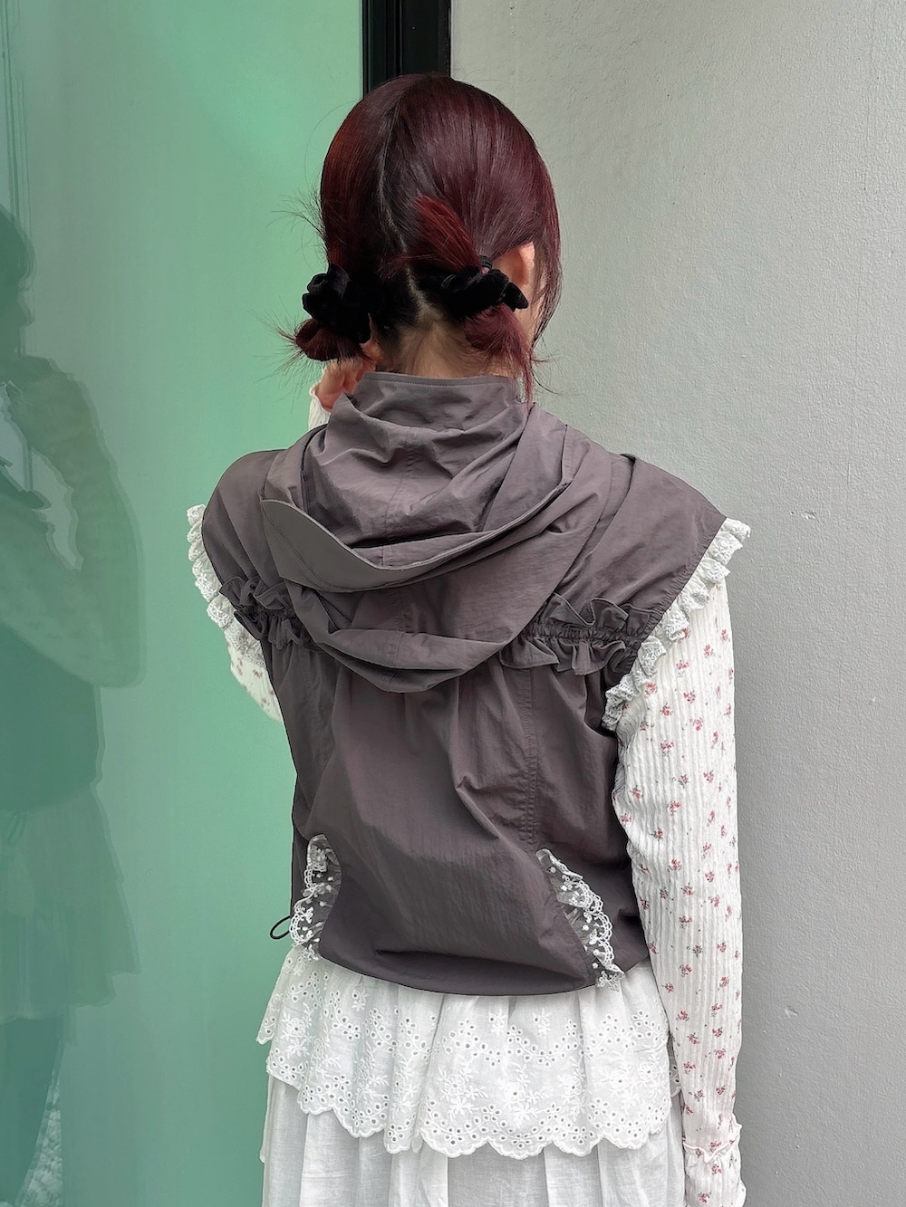 グレー系のベスト、ピンク系のTシャツ/カットソー、グレー系のスウェットパンツを着用したレディースの秋コーディネートの4枚目の写真