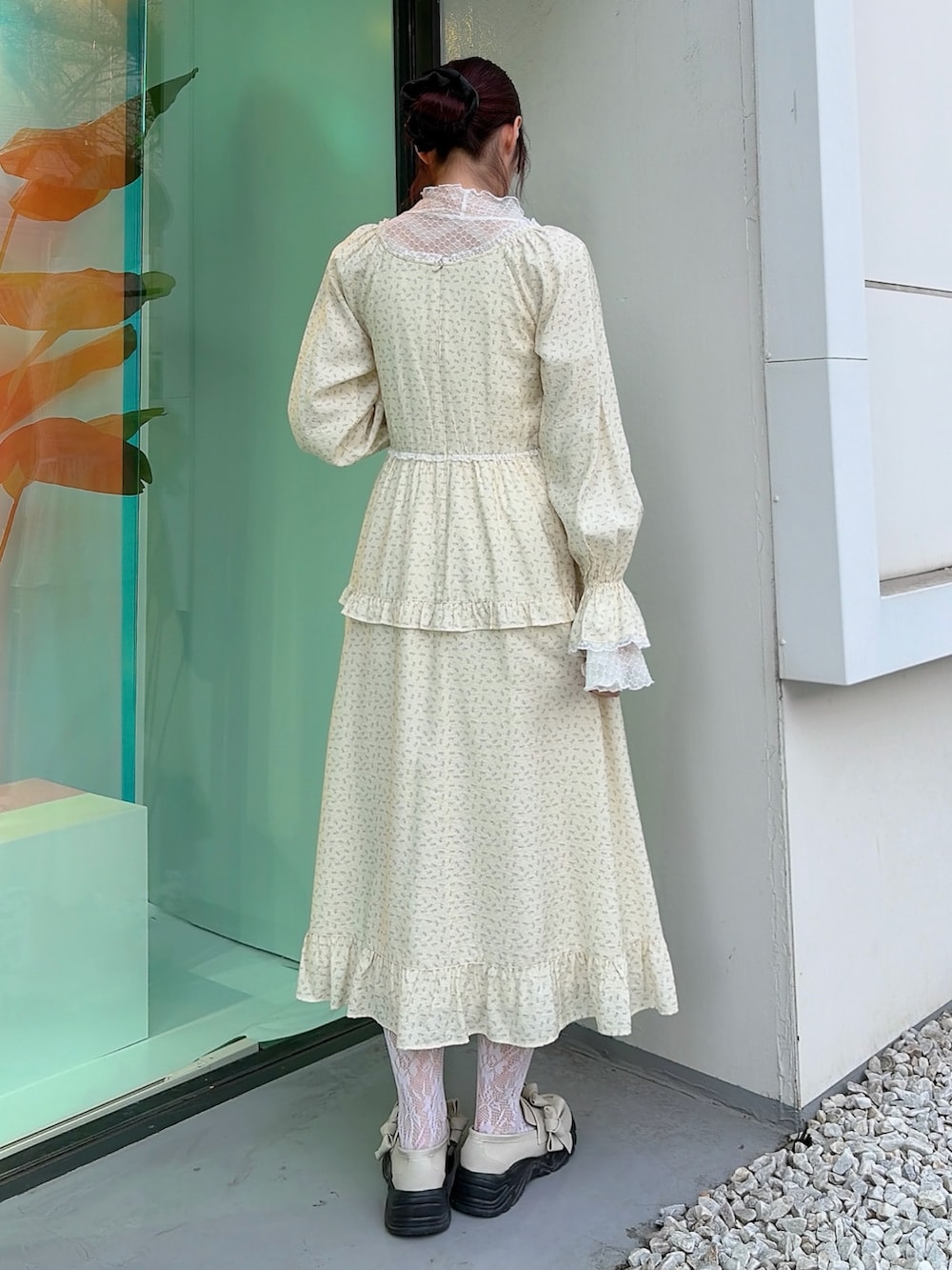 ホワイト系のTシャツ/カットソー、ベージュ系のワンピース、ホワイト系のスニーカーを着用したレディースの冬コーディネートの2枚目の写真