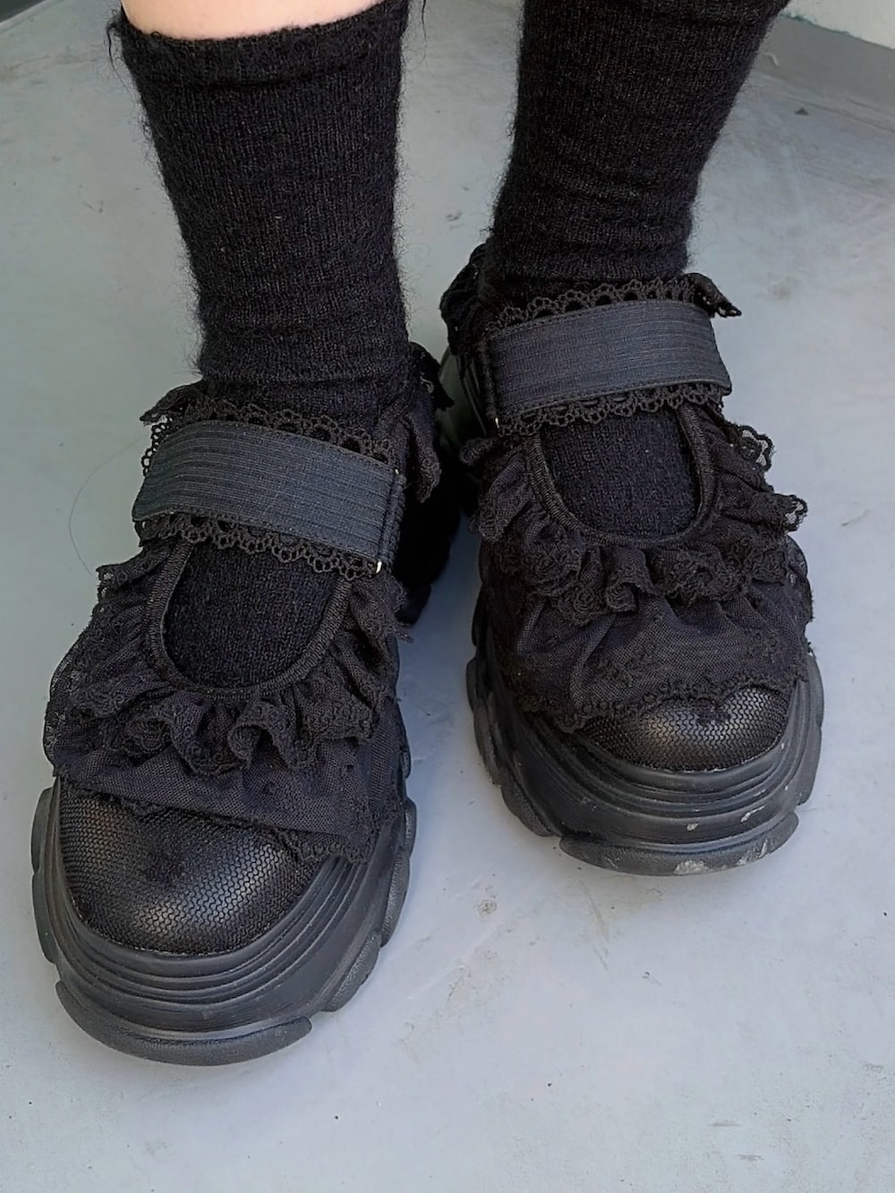 ブラック系のテーラードジャケット、グレー系のTシャツ/カットソー、ブラック系のその他パンツを着用したレディースの冬コーディネートの7枚目の写真