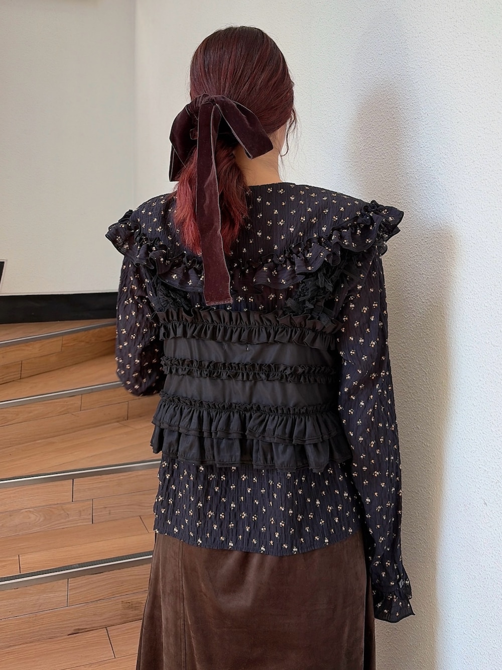 ブラック系のシャツ/ブラウス、ブラック系のキャミソール、ブラウン系のスカートを着用したレディースの春コーディネートの4枚目の写真