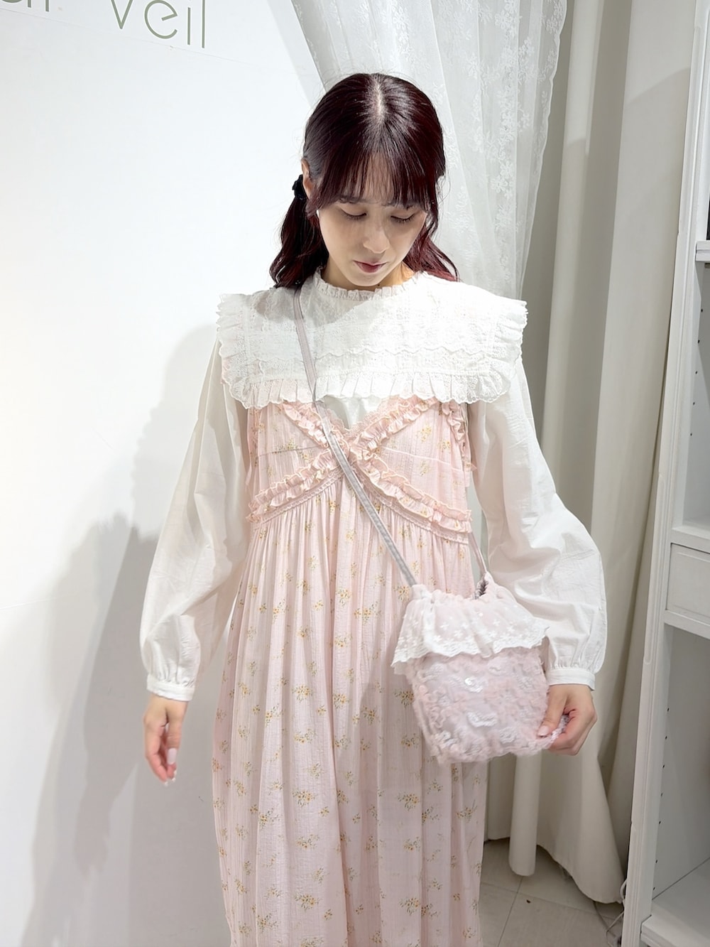 ホワイト系のシャツ/ブラウス、その他のワンピース、ピンク系のハンドバッグを着用したレディースの夏コーディネートの3枚目の写真