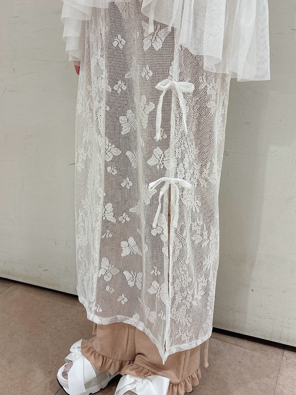 ホワイト系のスカート、ホワイト系のTシャツ/カットソー、ピンク系のスウェットパンツを着用したレディースの春コーディネートの6枚目の写真