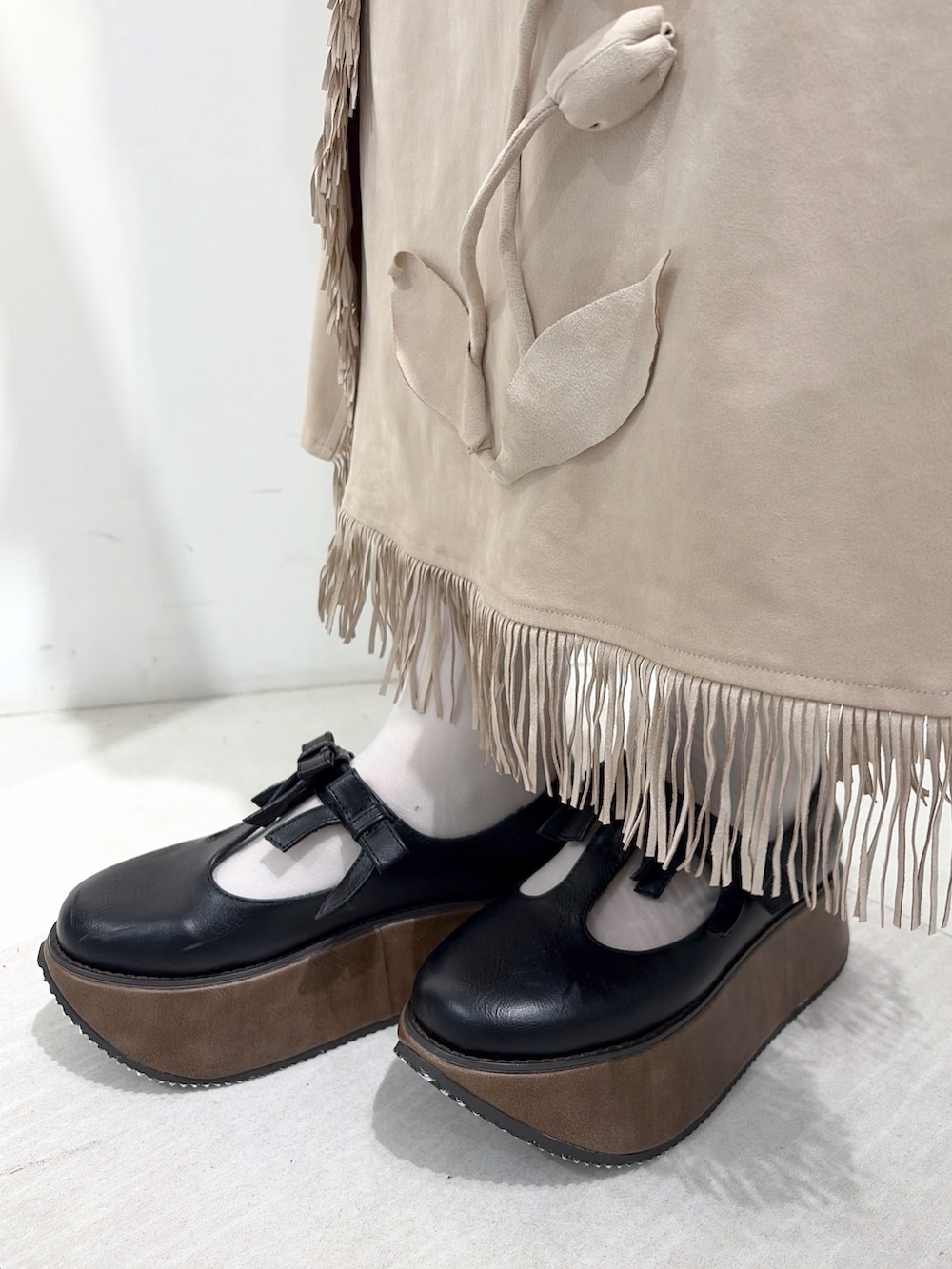 ベージュ系のカーディガン/ボレロ、ピンク系のシャツ/ブラウス、ピンク系のスカートを着用したレディースの夏コーディネートの8枚目の写真